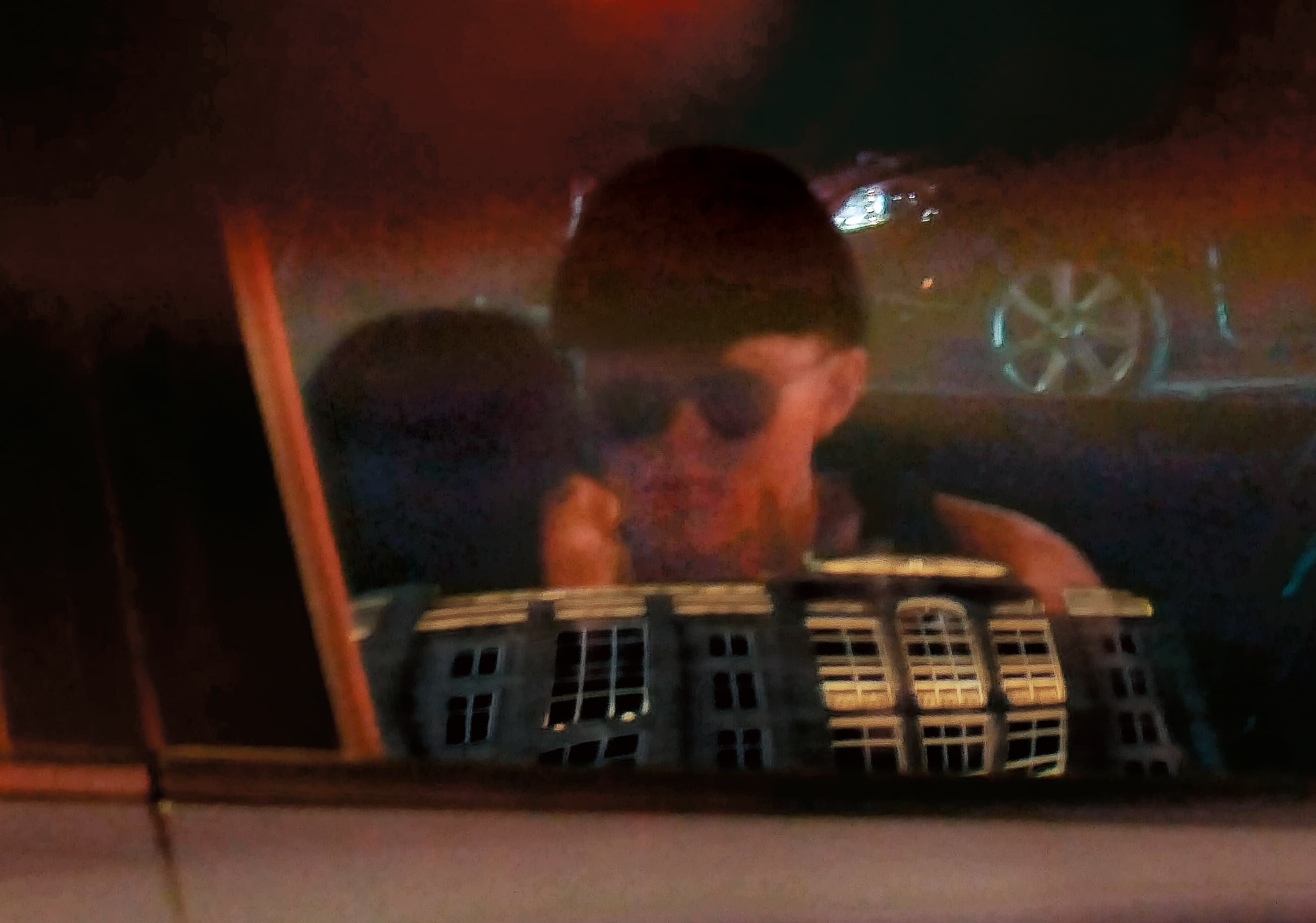 6/1 19：24，果不其然，安那（左）上了一輛車，據查，該車的駕駛，是她的舞者「叮噹」。