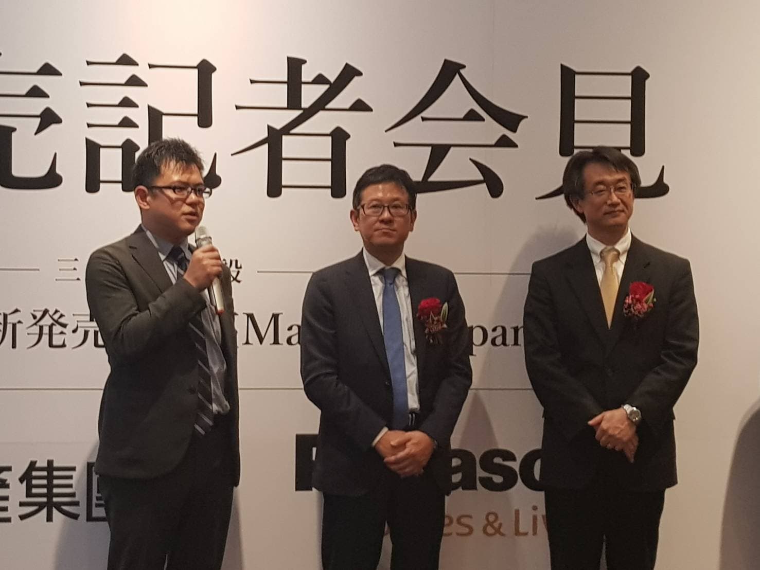台灣三井不動產及三松開發建設董事長下町一朗(中)與台灣松下營造董事長及三松開發建設董事大塚弘(右)一起出席該公司在台推出的首發個案「三松MPARK」。