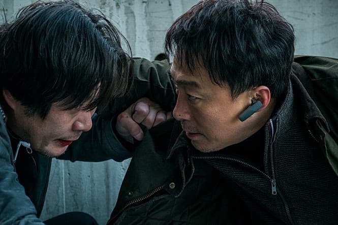 李星民（右）與劉在明在《緝凶對決》首度合作，兩人互飆演技被媒體譽為「演技之神的大對決」。（車庫娛樂提供）