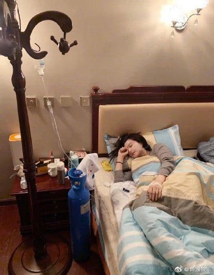 范冰冰友人貼出她罹患高山症病倒的照片，又被網友譏「開始裝死賣慘」。（翻攝自新浪娛樂微博）