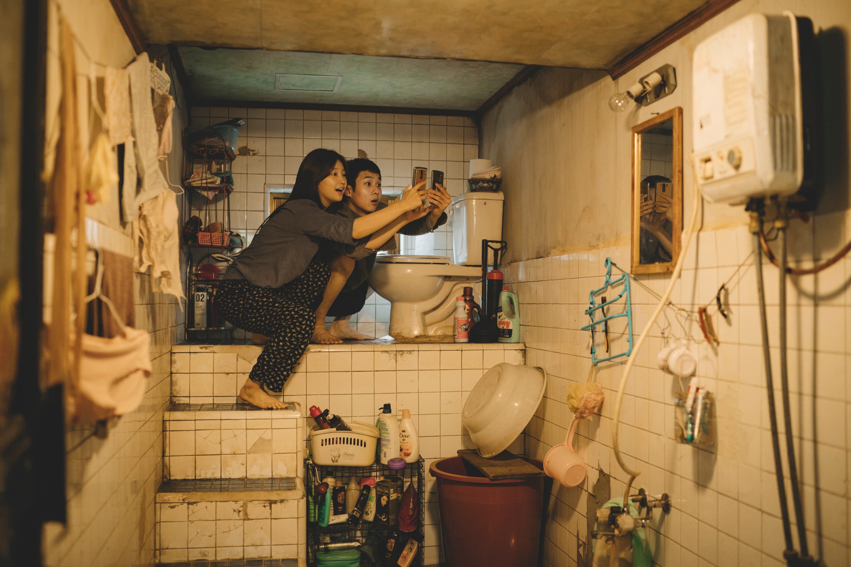 《寄生上流》裡的貧窮家庭付不出wifi費用，宋康昊的一對兒女考不上大學卻有著超強的生存技能。