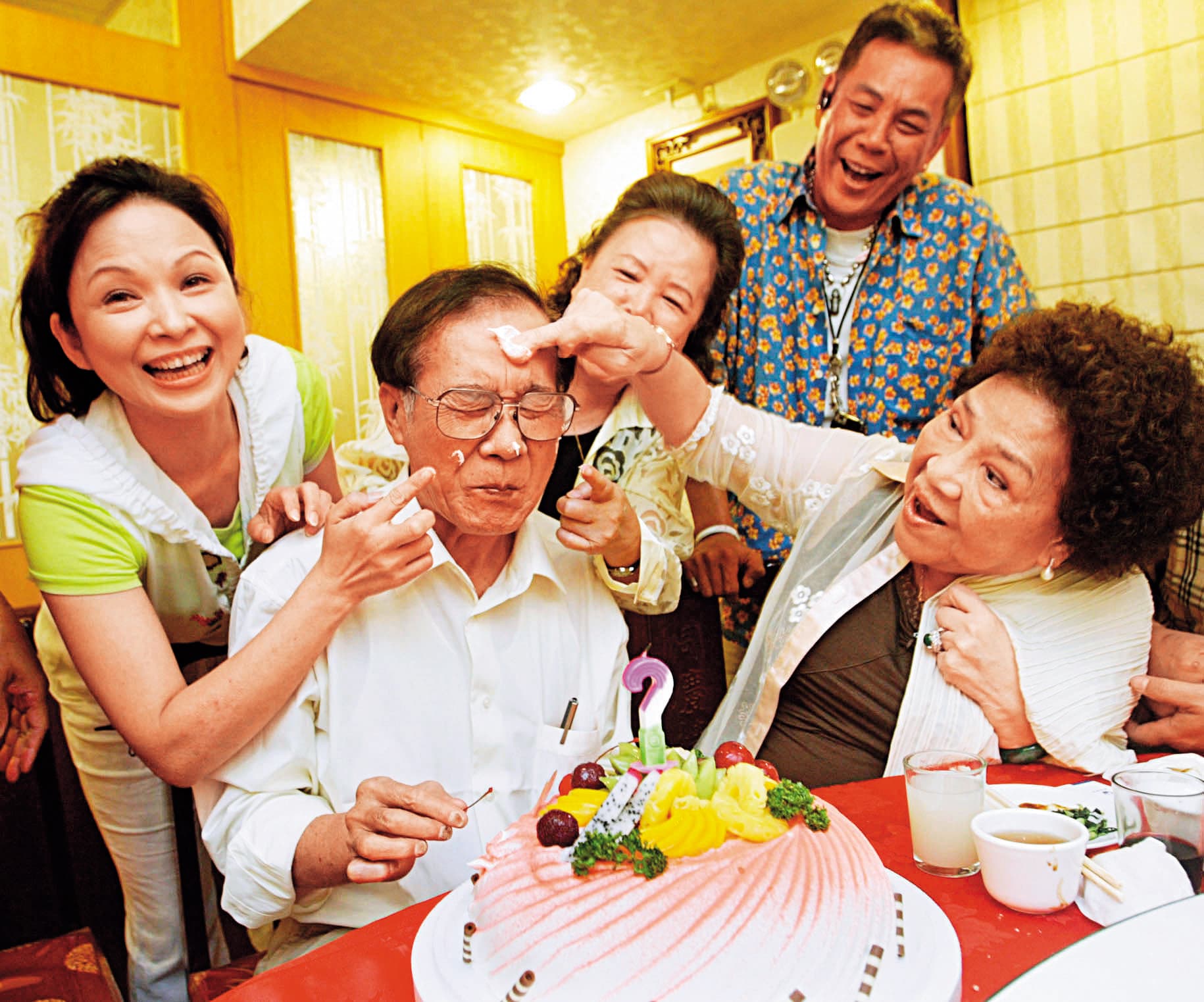 周遊(右)率藝人楊貴媚(左)等人一起幫導演林福地(中)慶生。(東方IC)