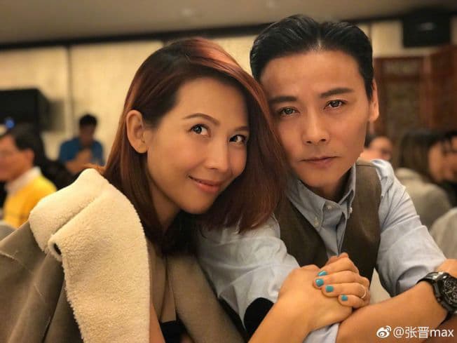 張晉（右）拿下香港金像獎男配角獎時，曾對太太蔡少芬（左）傳情，「很多人說我這輩子都要靠她，是的，我想我這輩子的幸福都靠她。」（翻攝自張晉微博）