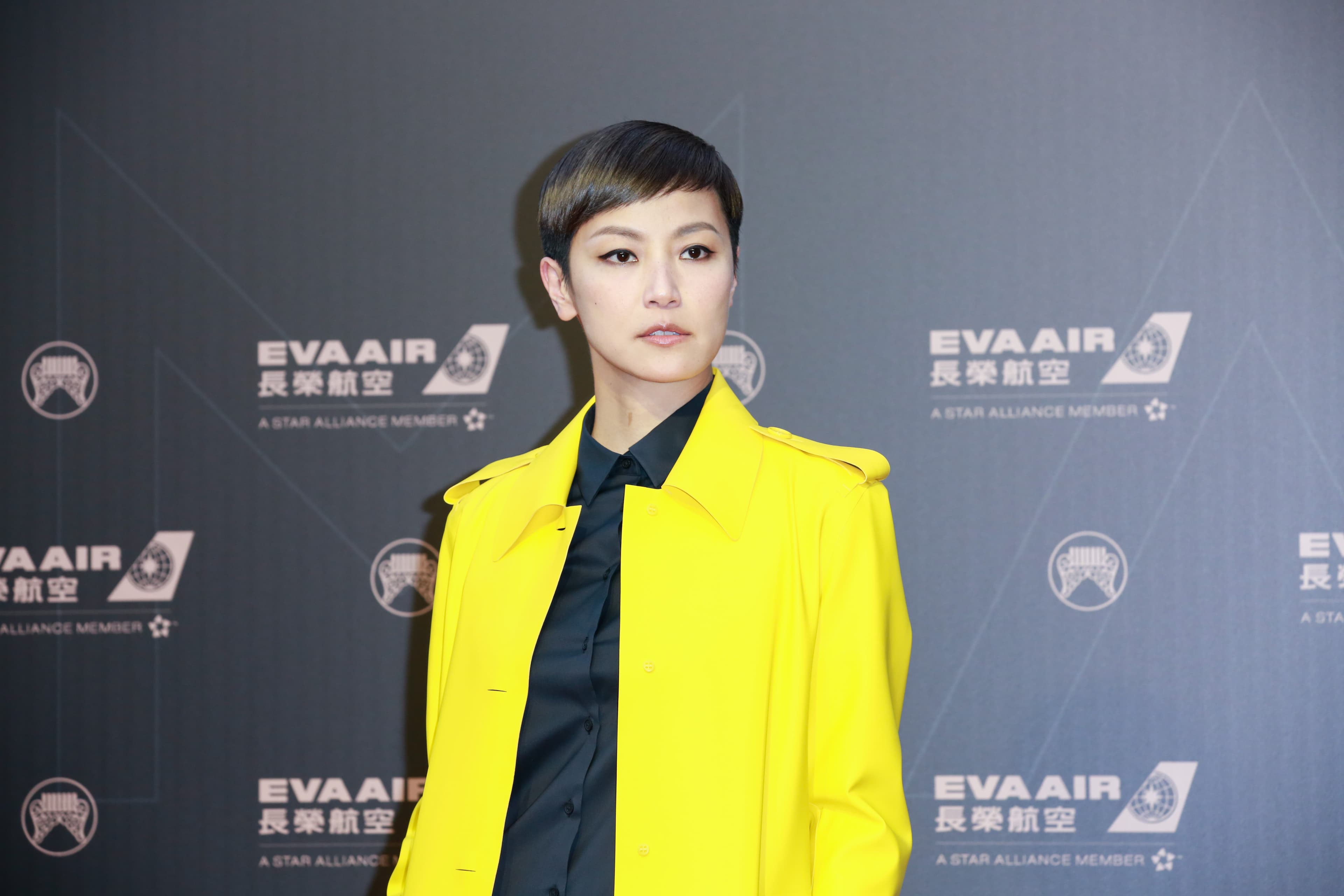 何韻詩特地飛來台灣出席金曲獎，身穿一襲鮮黃色風衣象徵聲援反送中。