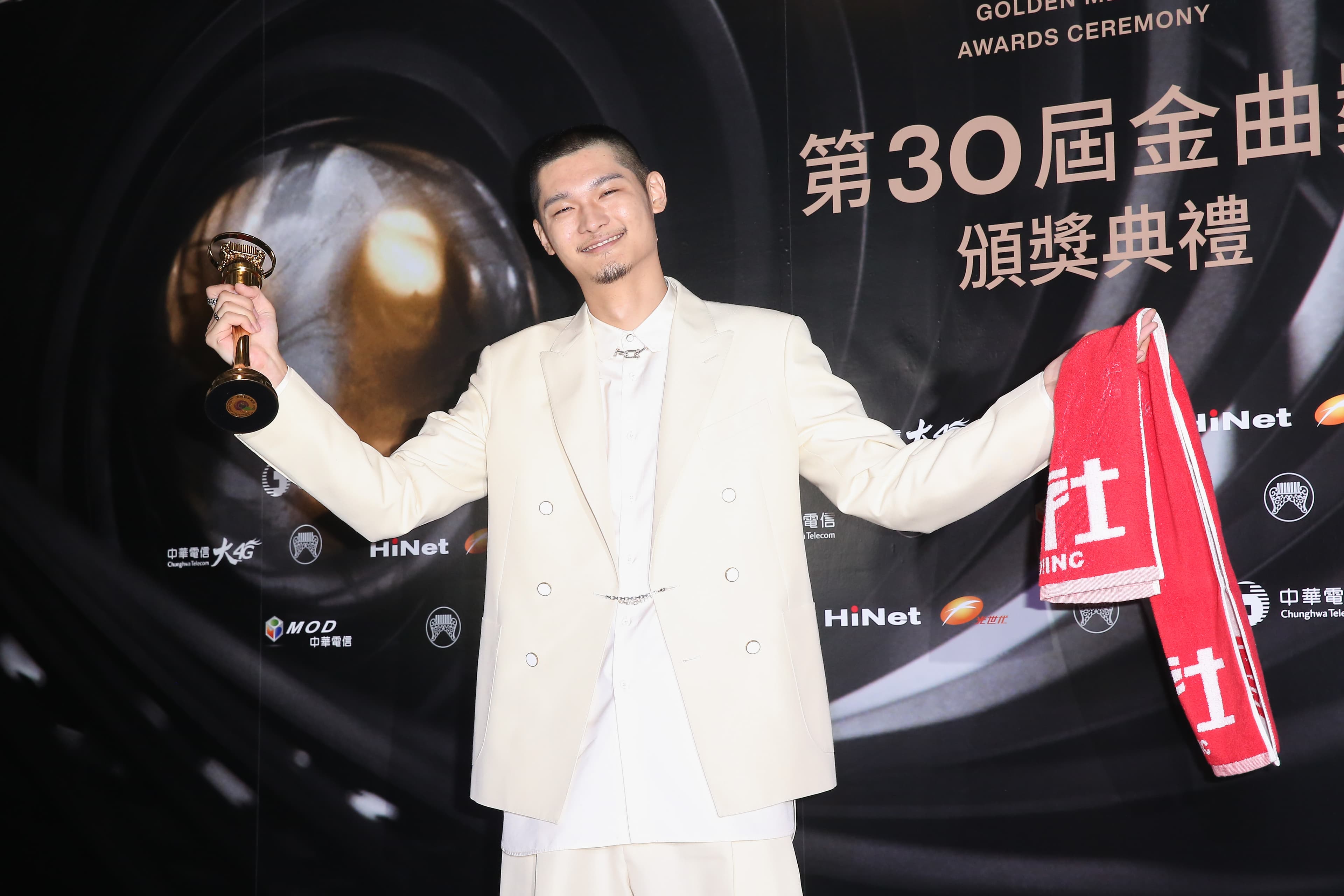 Leo 王登金曲 30 歌王寶座，雖然媒體眉批「爆冷」，但 LEO 王回歸音樂本質，成了台灣嘻哈界在金曲獎揚眉吐氣的一刻。