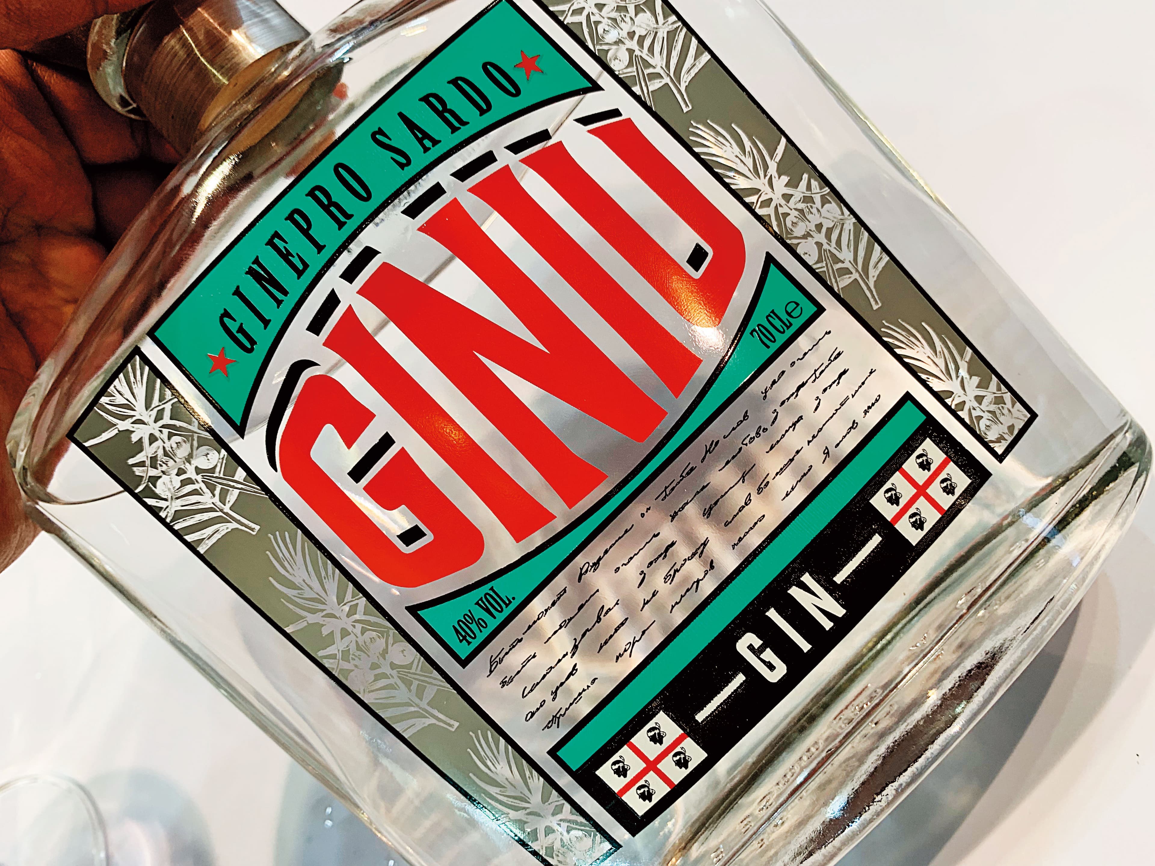 琴酒這幾年市況很熱，Giniu不加入其他藥草，採用1公斤杜松子濃縮製成1公升琴酒製成，試過印象深刻。