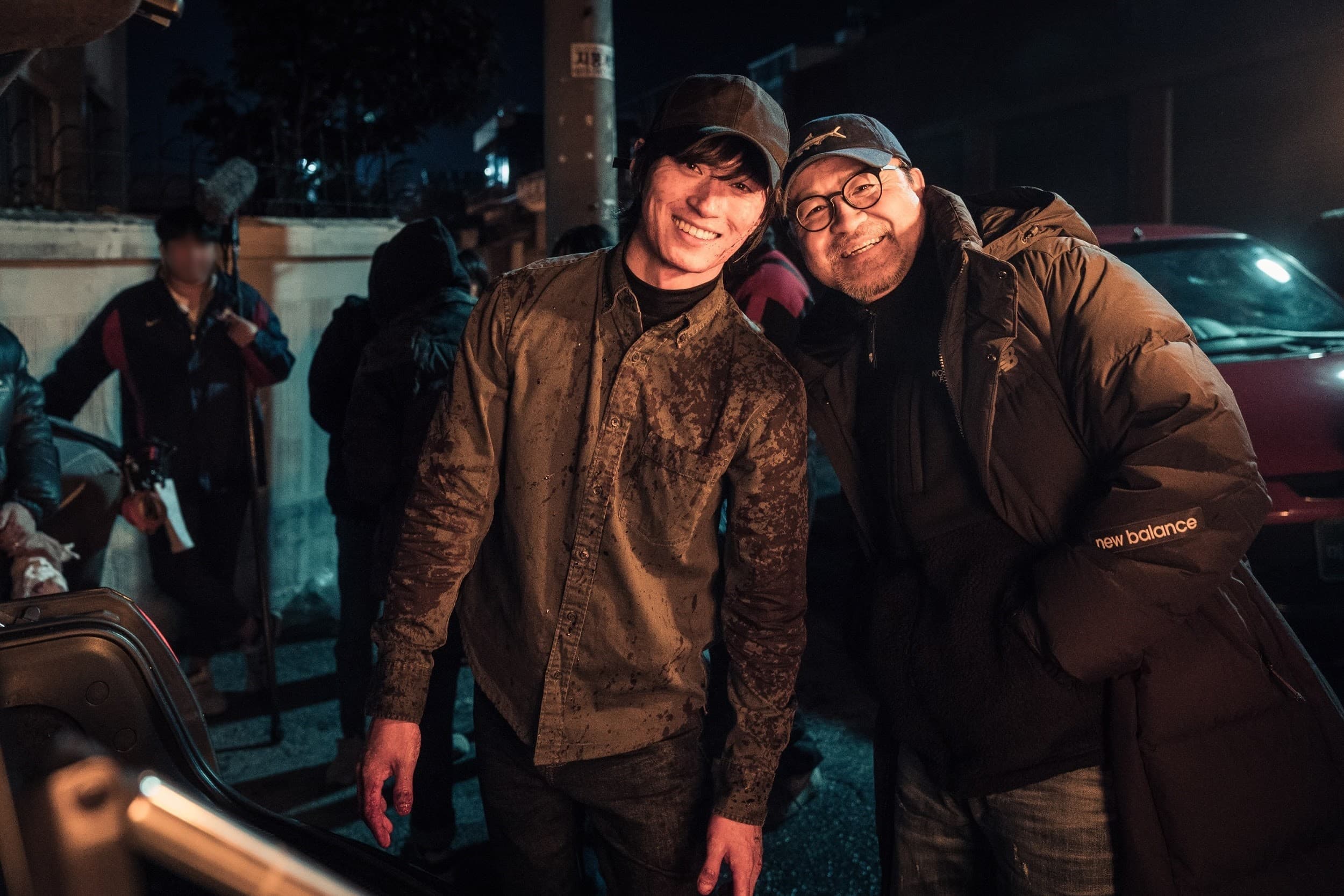 在《極惡對決》飾演連續殺人魔K的金成圭（左），和導演李元太討論後決定減重塑造角色的反差感。 （翻攝自Naver）