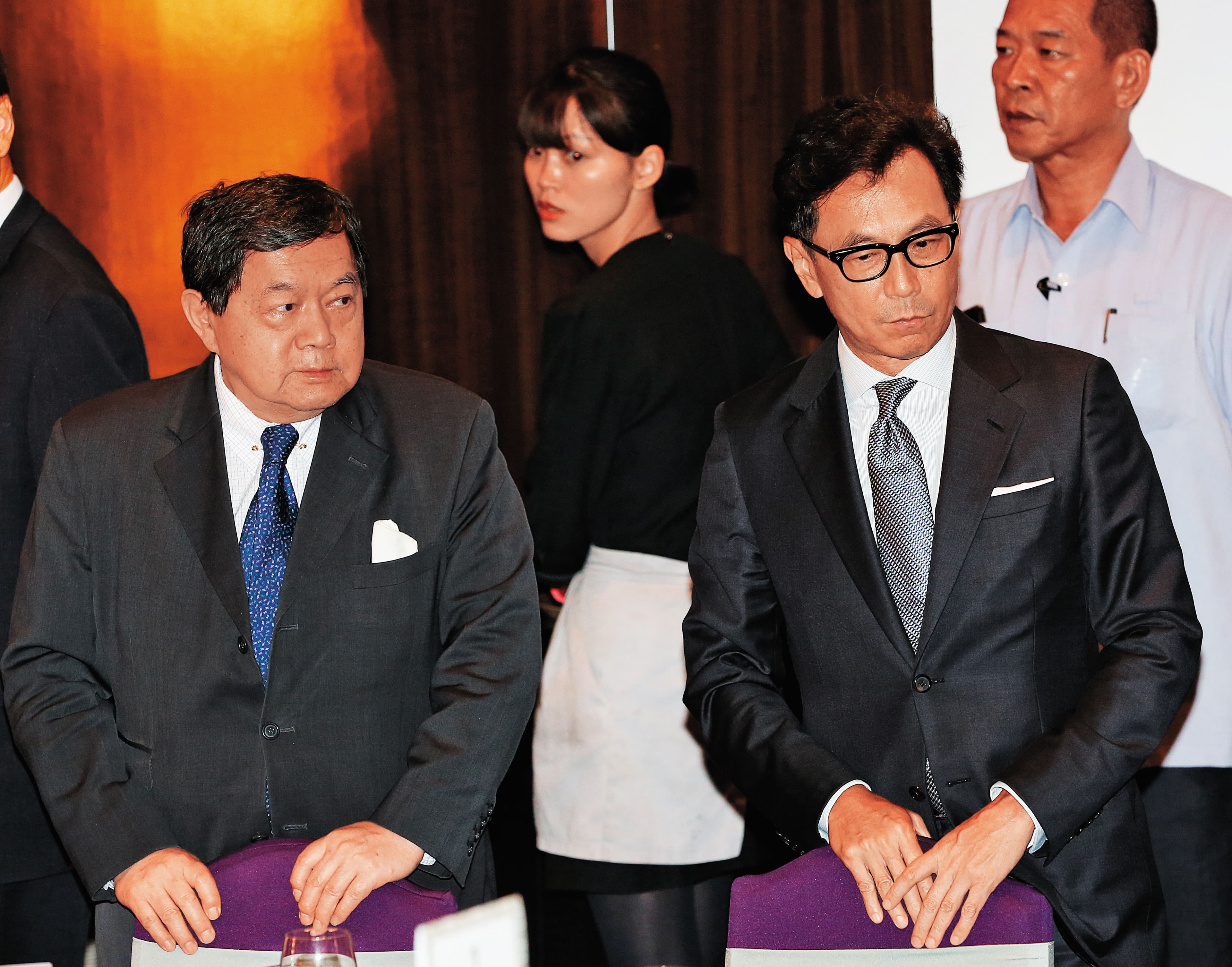 5G頻譜年底開放競標，遠傳董事長徐旭東（左）和台灣大董事長蔡明忠（右）均備妥充足銀彈搶標。