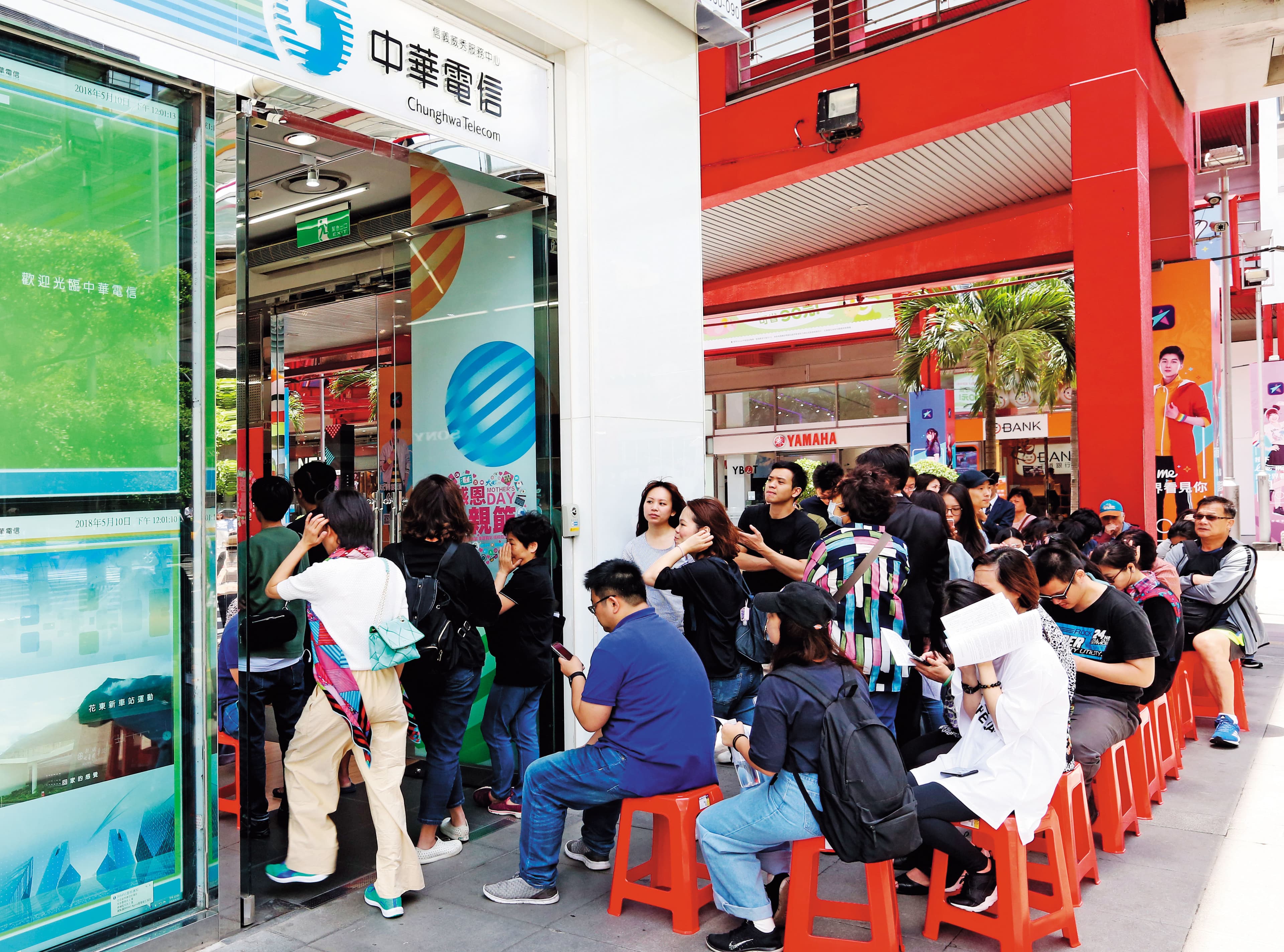 去年5月的499資費戰，導致電信三雄營收下滑、獲利銳減，影響層面廣泛。