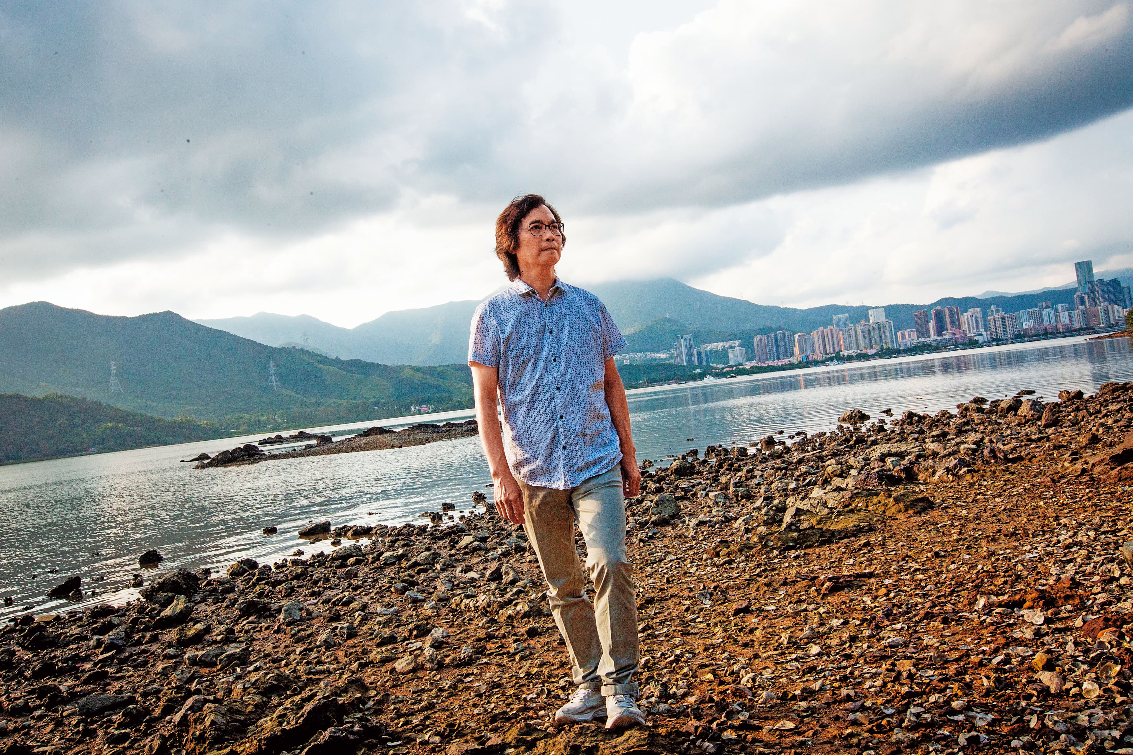 馬傑偉帶我們重回鹿頸，這裡是香港深圳交界，對面可見深圳的高樓大廈。