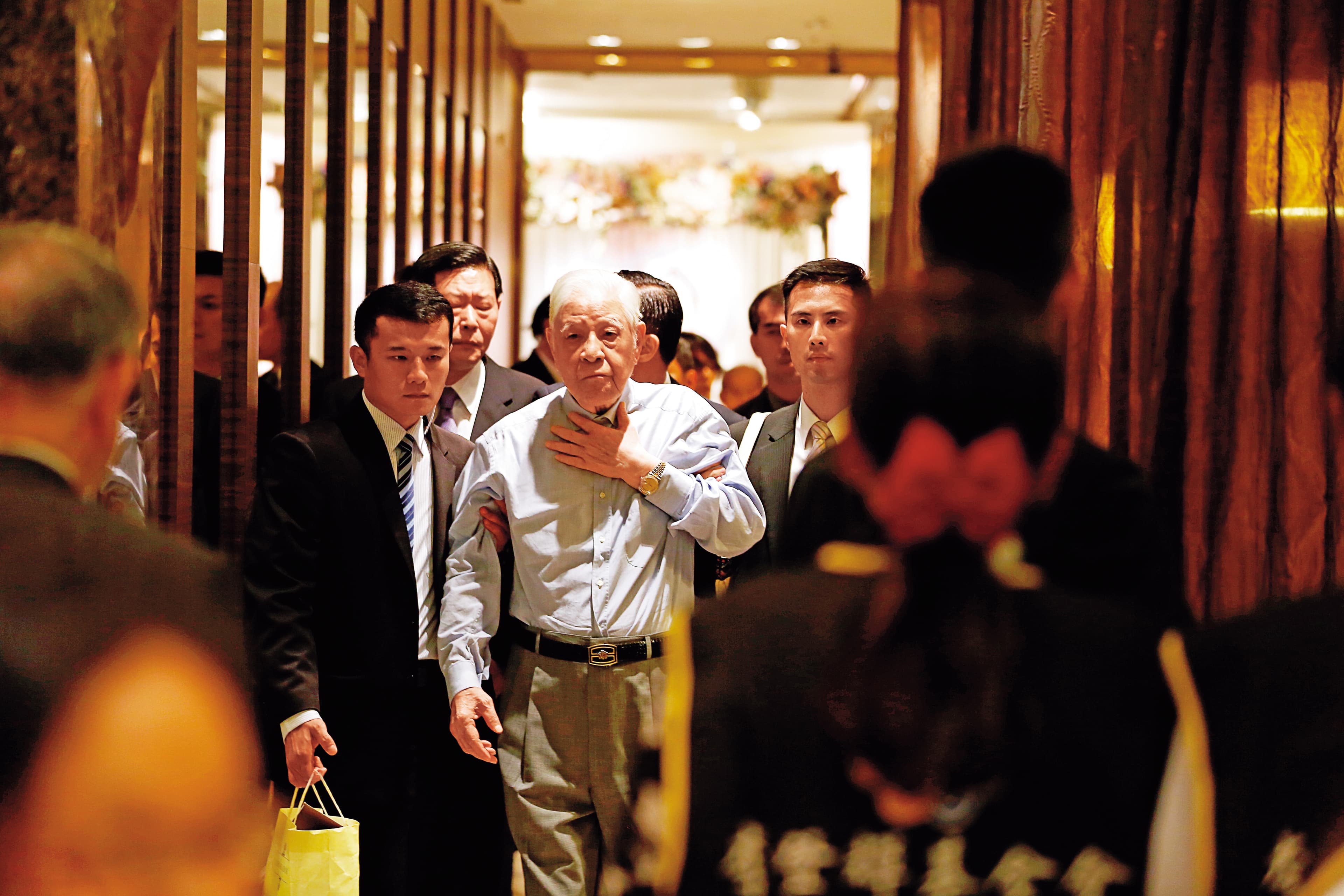 1996年台灣首度總統直選，中共在台海試射導彈，遭時任總統李登輝（中）驚爆是啞巴彈，雖穩定民心，但台諜情報網被破，多人被逮。