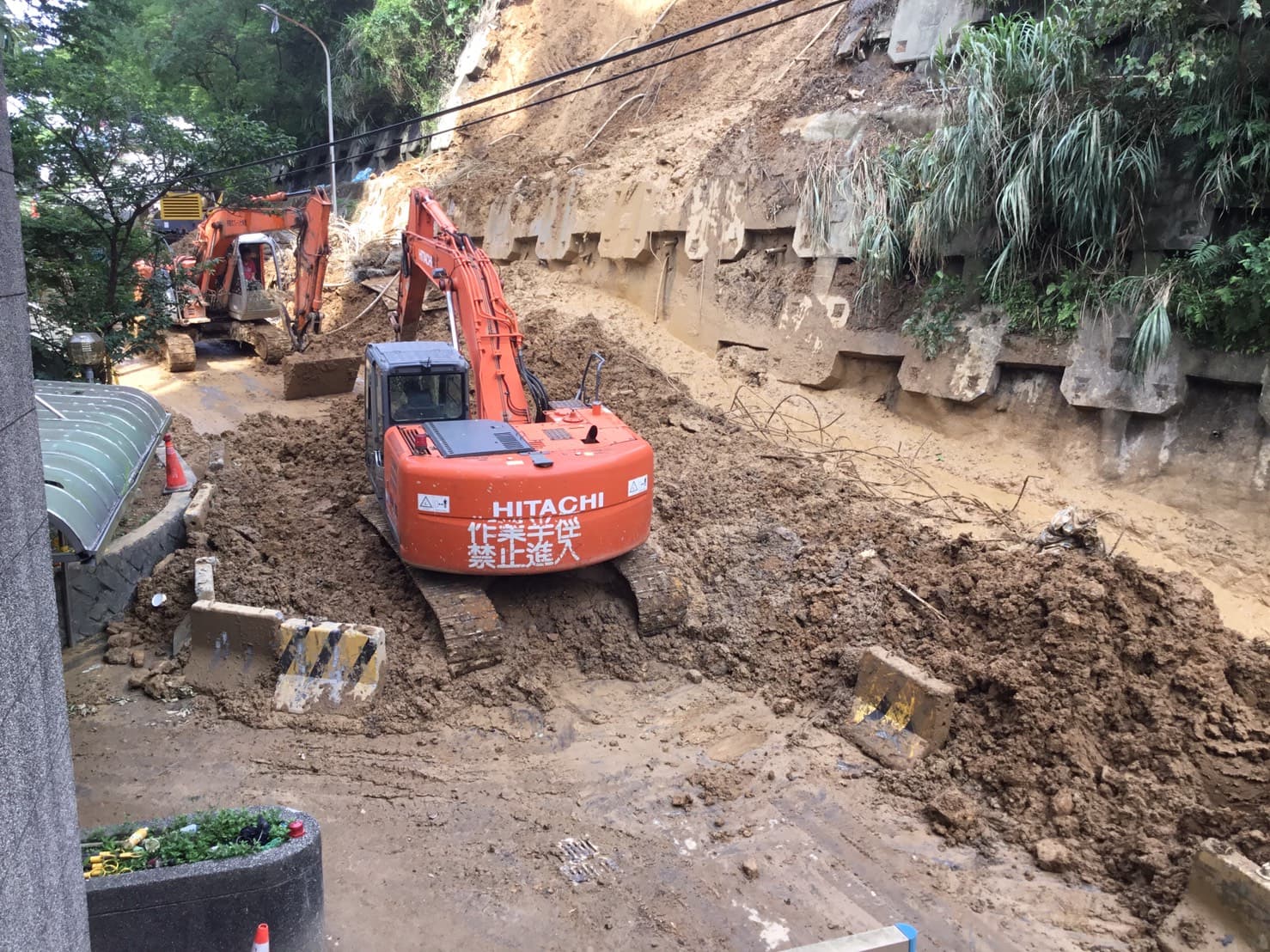 新北市政府工務局等單位在事故發生後，立即調派機具人員進行道路搶通工作。（新北市政府提供）