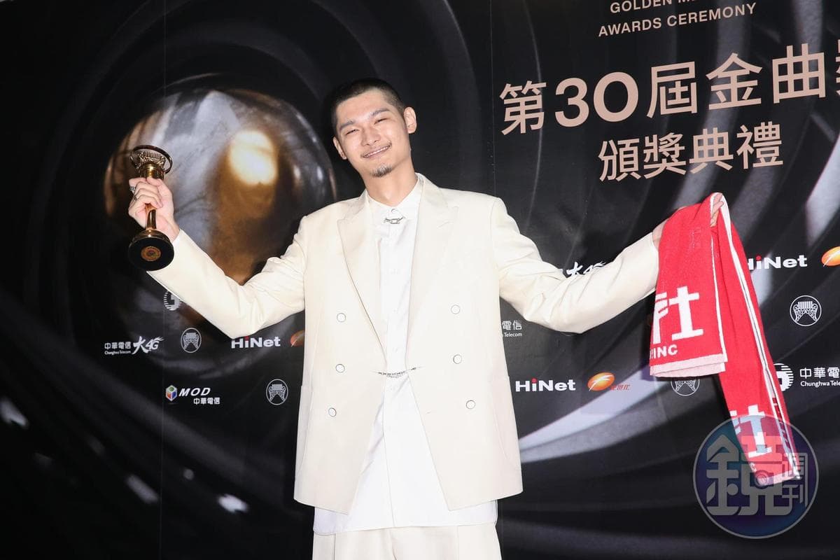 Leo王冷嘲熱諷的嘻哈力道早有強大人氣，25歲就榮登金曲歌王。