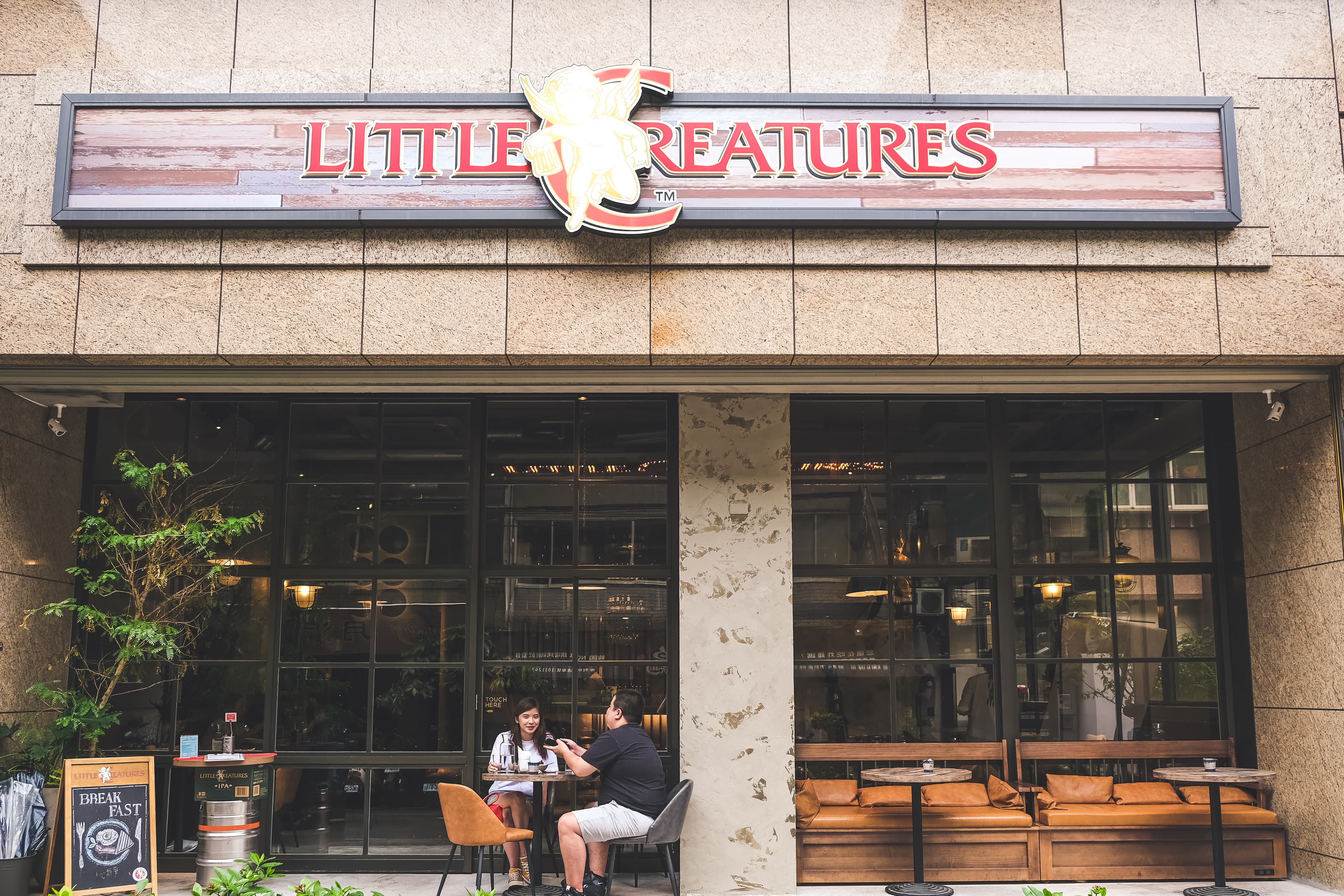 「Little Creatures Taipei小天使精釀啤酒餐廳」設有戶外座位，可享受露天飲酒的豪邁。
