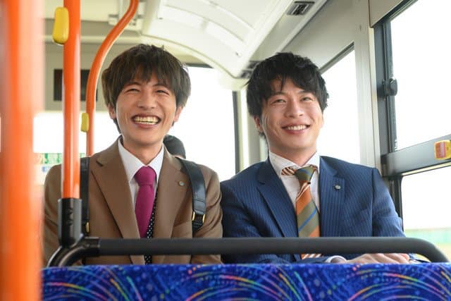 新進職員山田正義（左），對公司前輩春田創一的好感度直線上升，他們會在一起嗎？（采昌國際提供）
