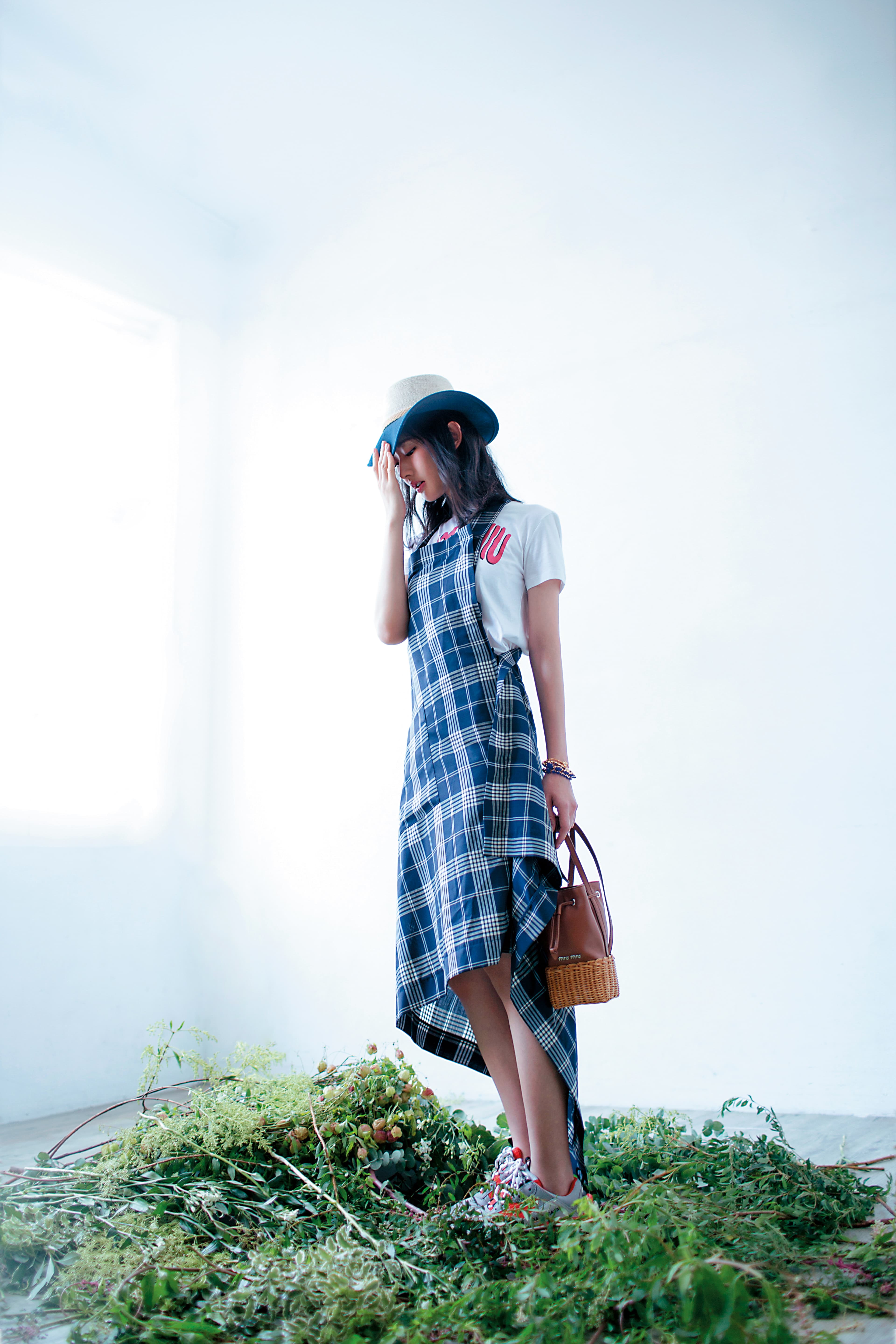 孔雀藍平頂紳士草呢帽 NT$3,590 by Ecua-Andino / 格紋洋裝 NT$29,500 by Vivienne Westwood / logo印花T-Shirt NT$14,900 by MiuMiu / 星鑽系列長項鍊當手鍊 NT$16,400 by Les Néréides / 小牛皮拼藤編斜揹包 NT$29,500 by MiuMiu / Triple S紅灰色復古運動鞋 NT$29,900 by BALENCIAGA
