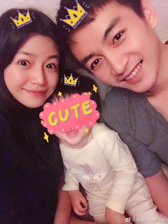 陳妍希曬出一家三口甜蜜合照，打臉婚變傳言。（翻攝自陳妍希微博）