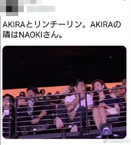 Akira不時跟志玲姐姐交頭接耳，讓她燦笑不已。（翻攝新浪微博）
