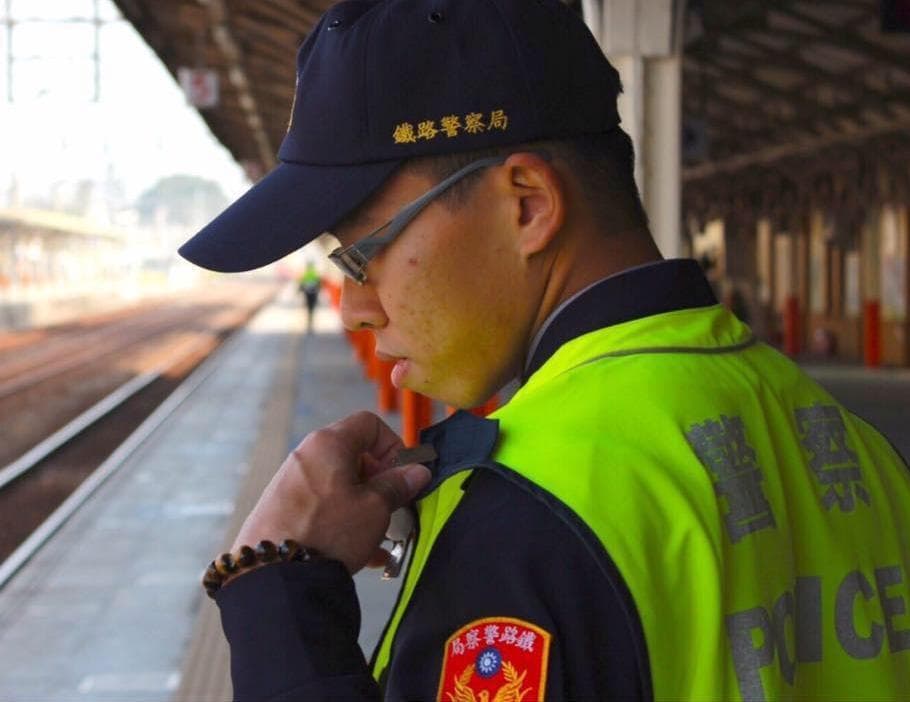 鐵路警察李承翰調解補票糾紛時，遭激動乘客持刀刺傷臟器外露，搶救後不幸殉職。（翻攝自李承翰臉書）