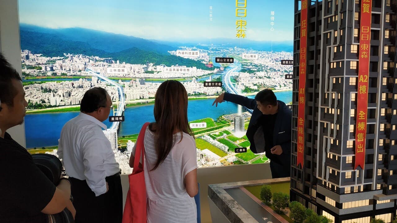 賴建程在新莊聯邦市場長大，因家裡經營五金行，從小就是「生意囝」，他自己就是超級業務員，直接面對顧客。（科達機構提供）