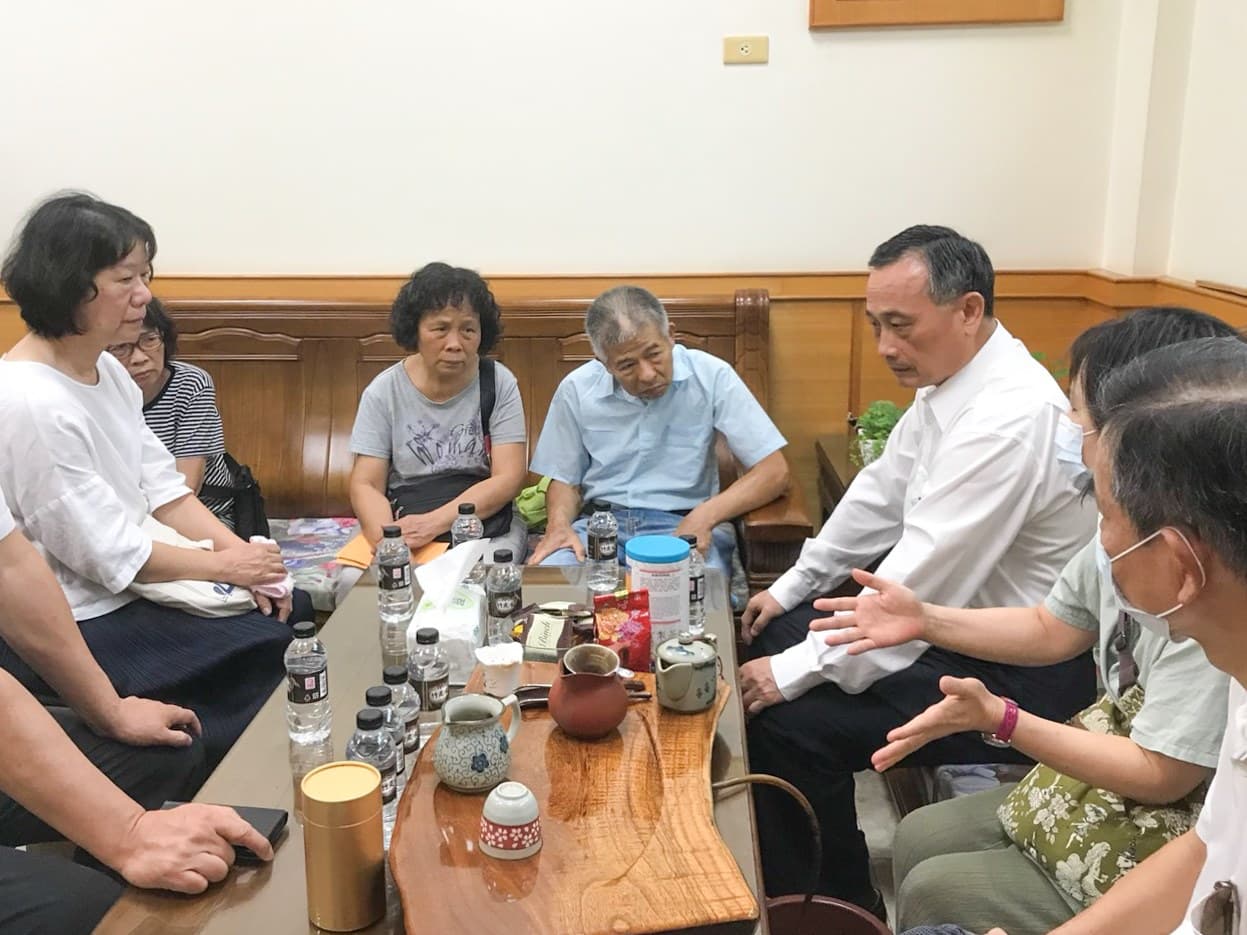 鐵路警察李承翰因公殉職，鄭嫌獲判無罪，李承翰父親李增文（右4）昨日病逝。（翻攝NPA署長室臉書）