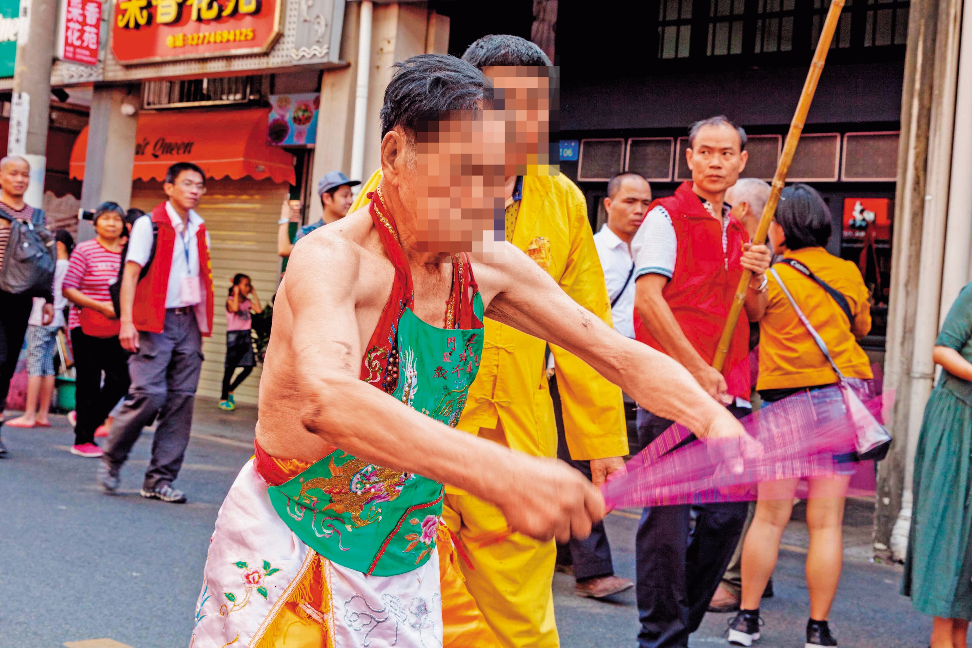 乩童在台灣民間信仰有重要地位，信徒普遍認為神明會藉由乩童傳達訊息，或幫信徒化解厄運。圖非當事人。（東方IC）