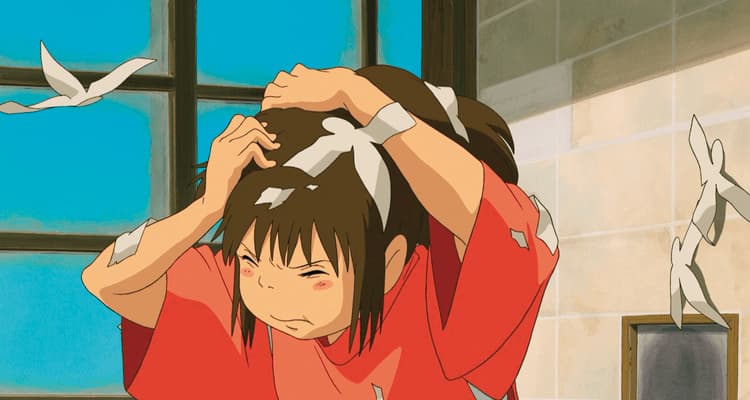 日本宮崎駿動畫電影《神隱少女》，女主角千尋（圖）為解救被飛舞的白色紙人打傷的白龍踏上冒險之旅。（翻攝吉卜力工作室《神隱少女》）