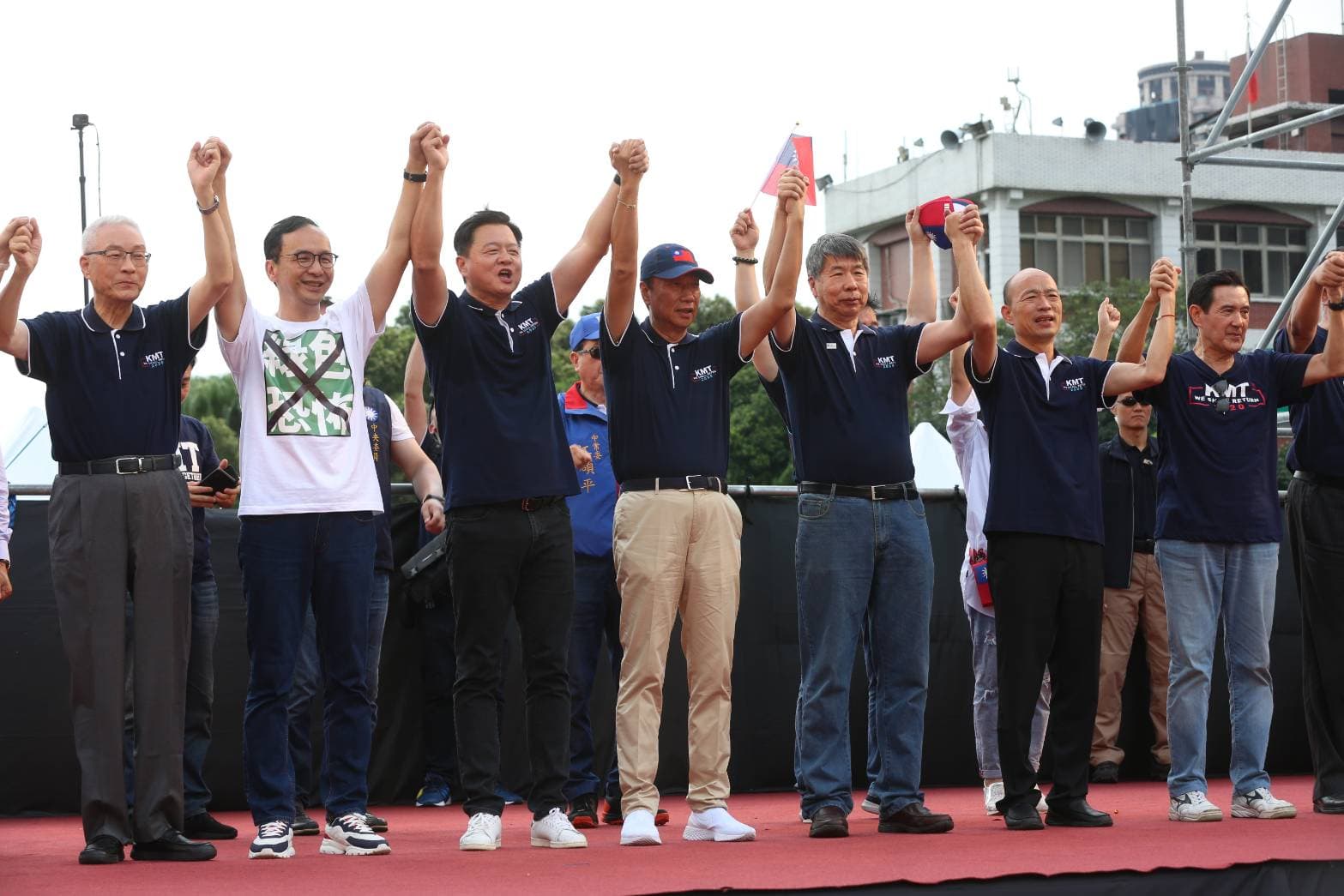 國民黨昨日於凱道舉辦「反鐵籠公投」,參加總統初選5人及前總統馬英九、黨主席吳敦義等人均到場支持。