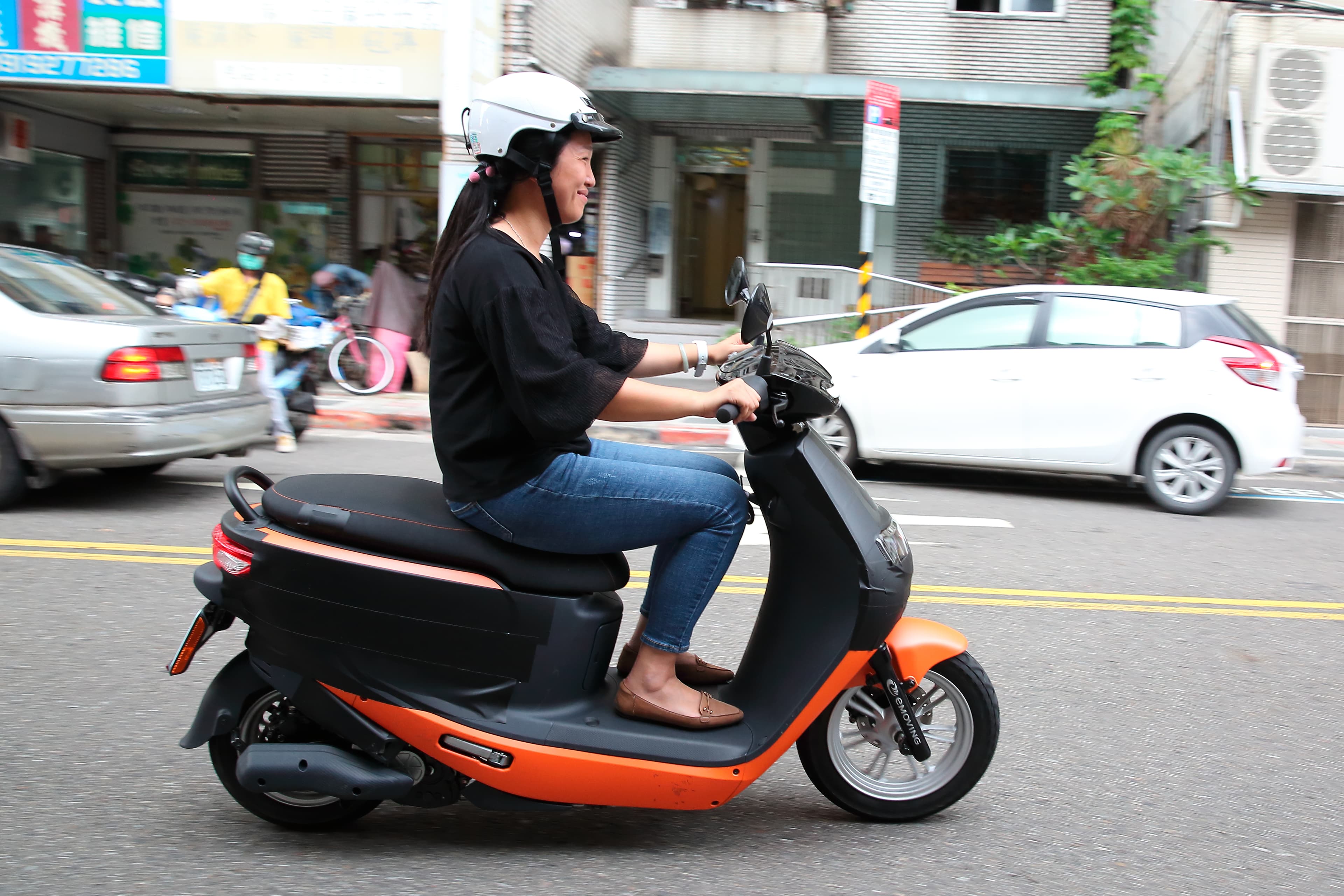IE125融入行車記錄器、免持鑰匙、胎壓偵測、省力牽車、電動中駐、電動倒車、手機專屬App等先進功能。