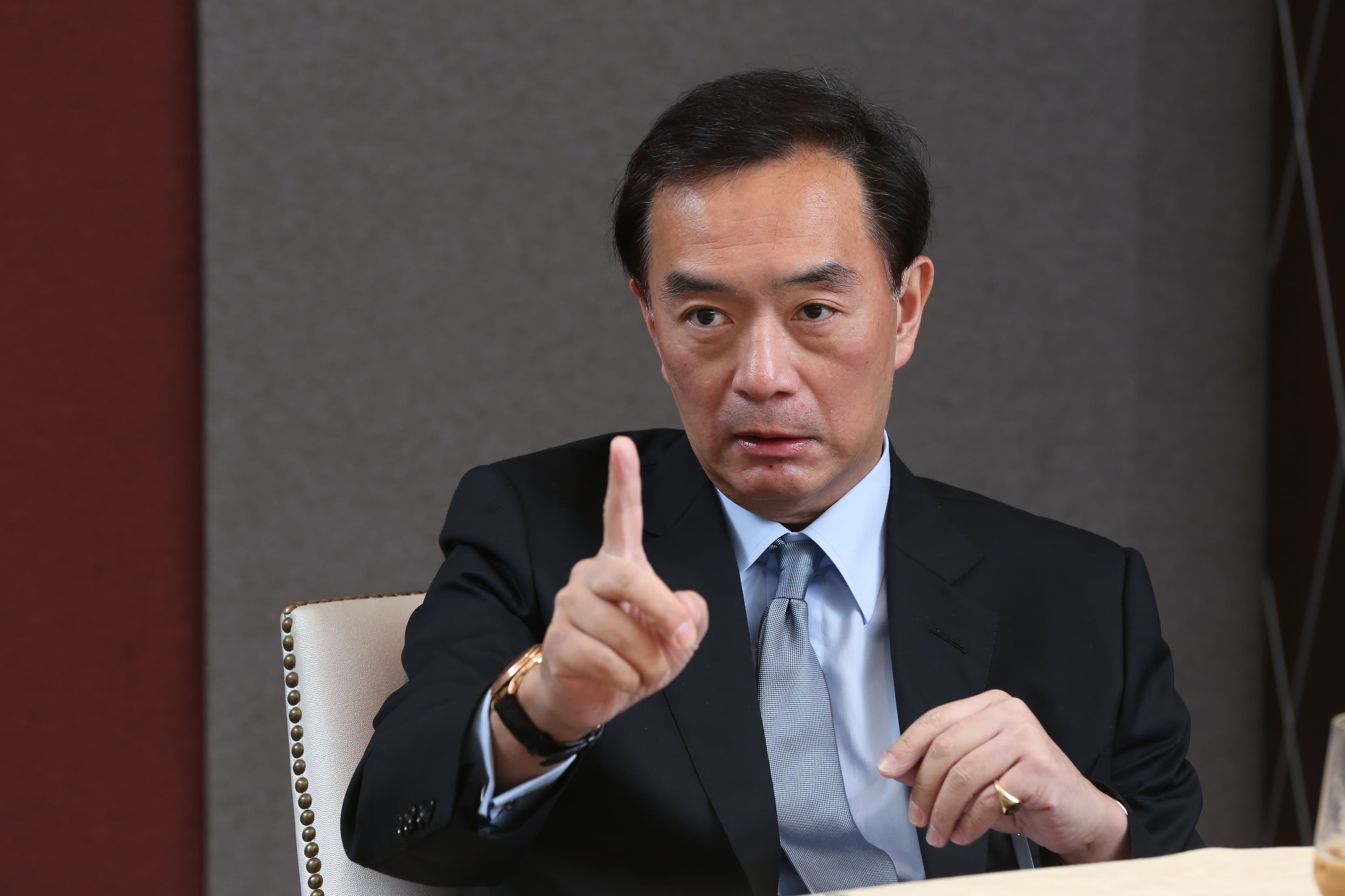 已故前裕隆董座嚴凱泰在2008年投入電動機車,2010年首款輕型電動機車上市至今,e-moving的總銷售量已超過5萬台。