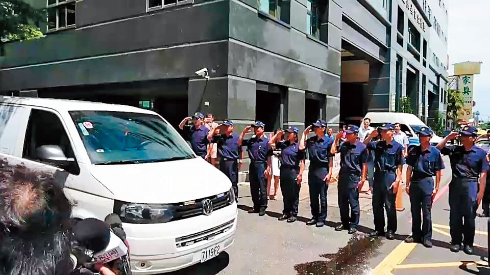 李承翰的遺體送往殯儀館時，鐵路警察局同事列隊送別。（翻攝畫面）