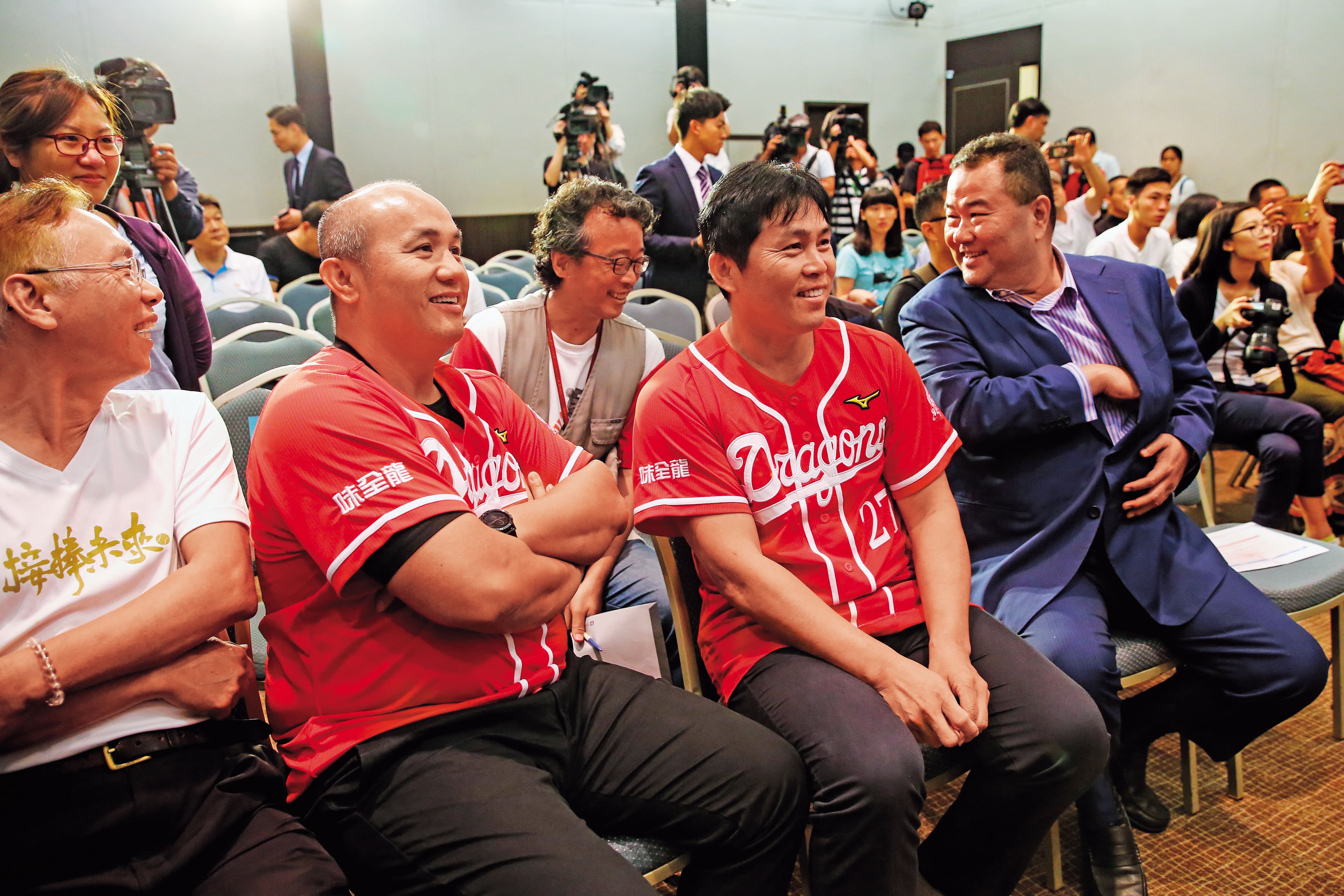 葉君璋、張泰山分頭透過不同人脈，打造與國際棒球接軌的味全龍全新教練團。