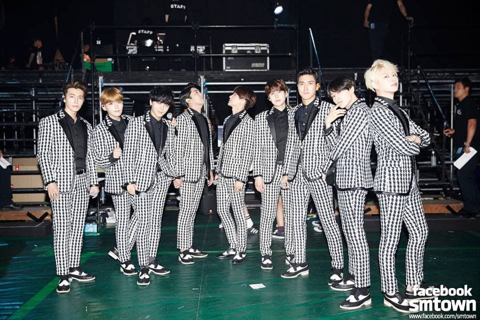 Super Junior原本有13名成員，繼韓庚、起範、強仁（左4）陸續退團及被冷凍的晟敏，目前真正在活動的只剩9人。（翻攝Super Junior官方臉書）
