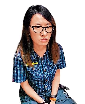 蔡京京（左）到紐西蘭遊學時，認識大她19歲的家教曾智忠（右），2人陷入熱戀。（翻攝畫面）