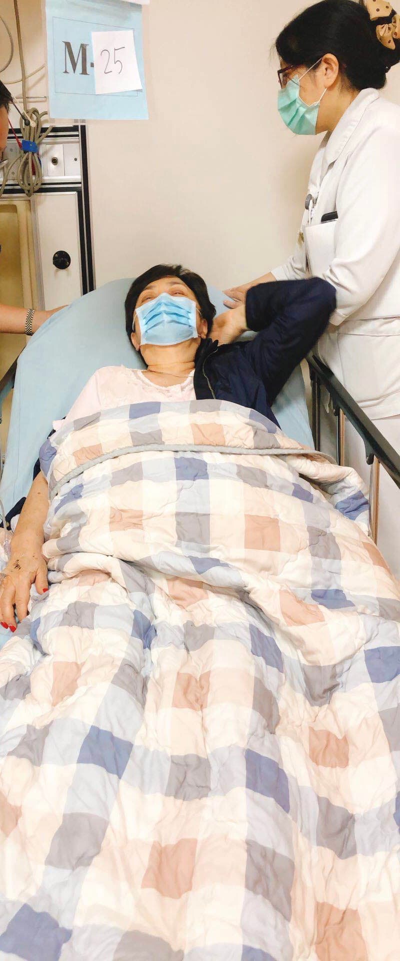甄珍凌晨驚傳身體不適，由友人陪同前往醫院就醫。（甄珍助理提供）