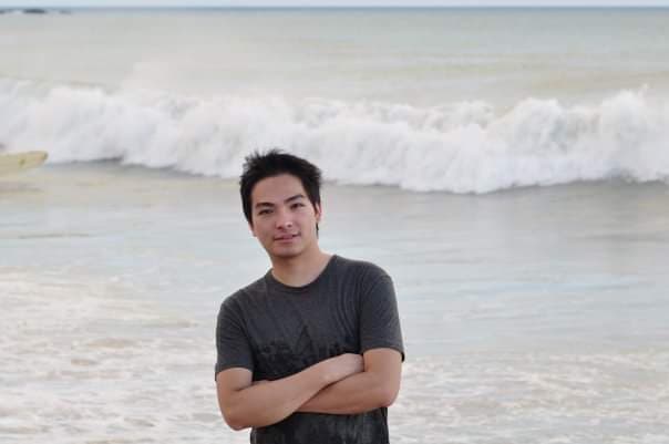 林寬27歲時，在海邊出遊時的照片。（林寬提供）