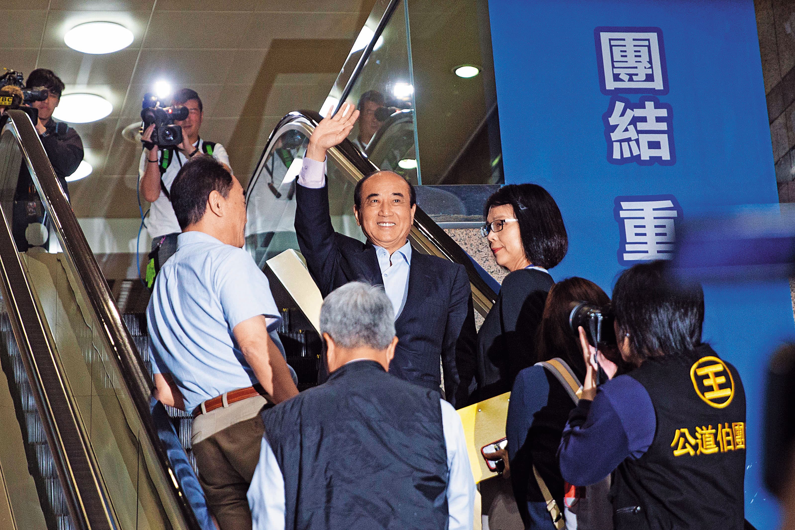 王金平過去感嘆三山造勢船過水無痕，如今韓國瑜出線，是否不計前嫌挺韓，備受關注。