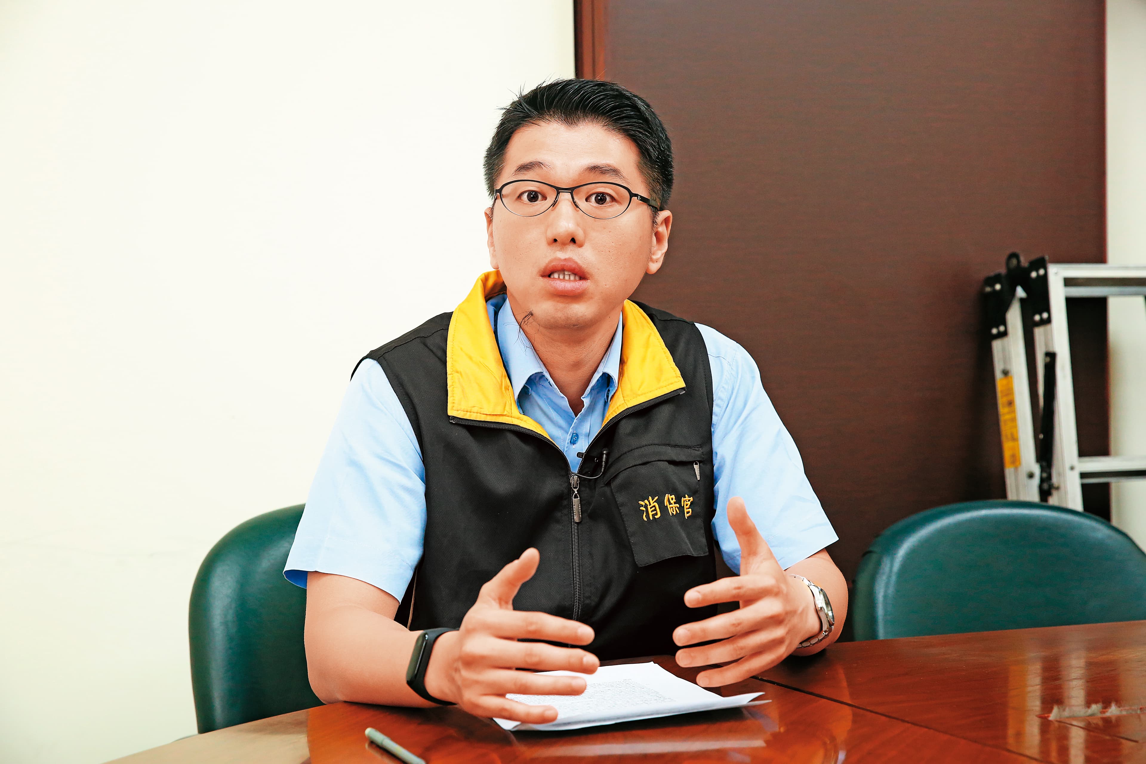 行政院消保官黃國源提醒民眾勿聽信業務銷售手法，就直接刷卡簽約。