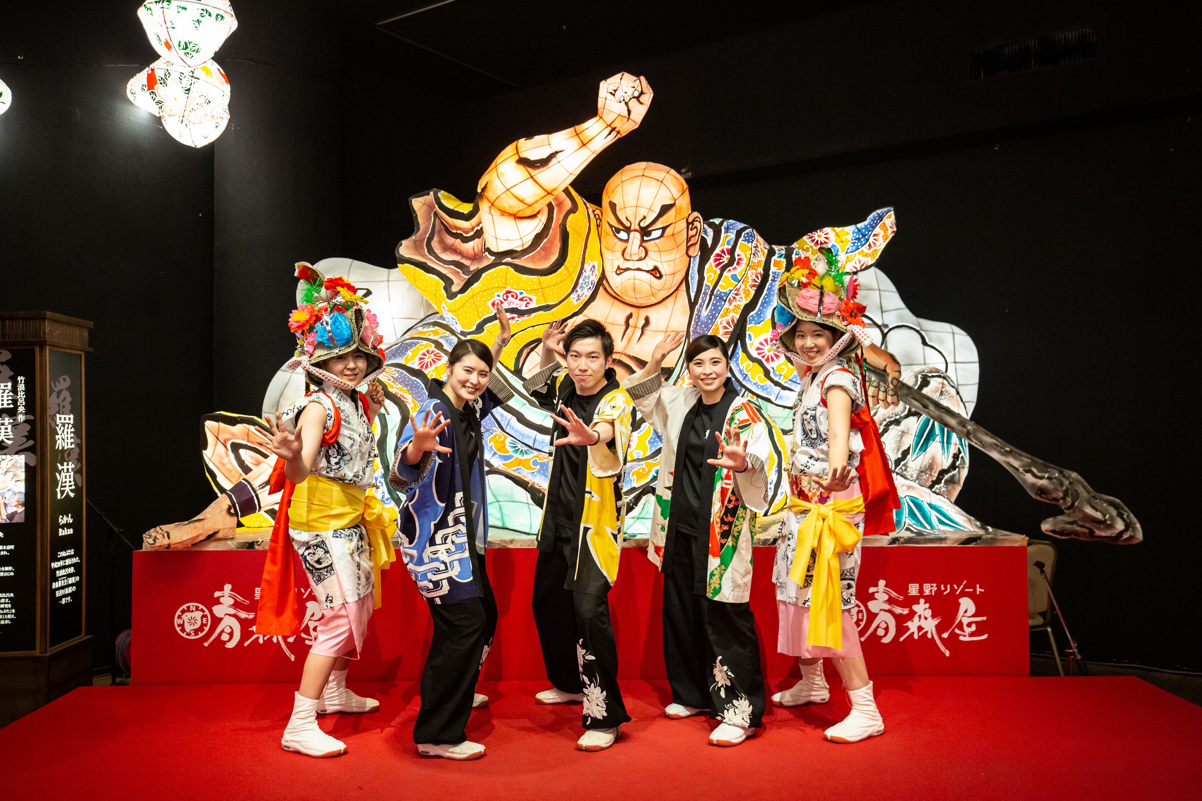 廣場每晚有免費的鐵鏟三味線、跳人表演。