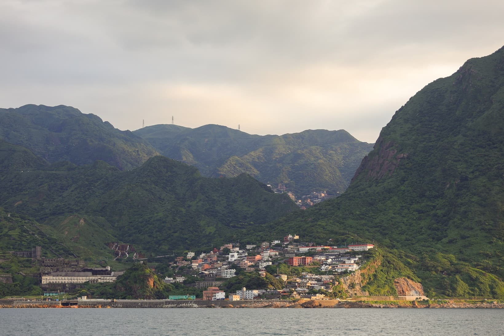 出海後，可以從海上遠眺金瓜石黃金瀑布及十三層遺址。