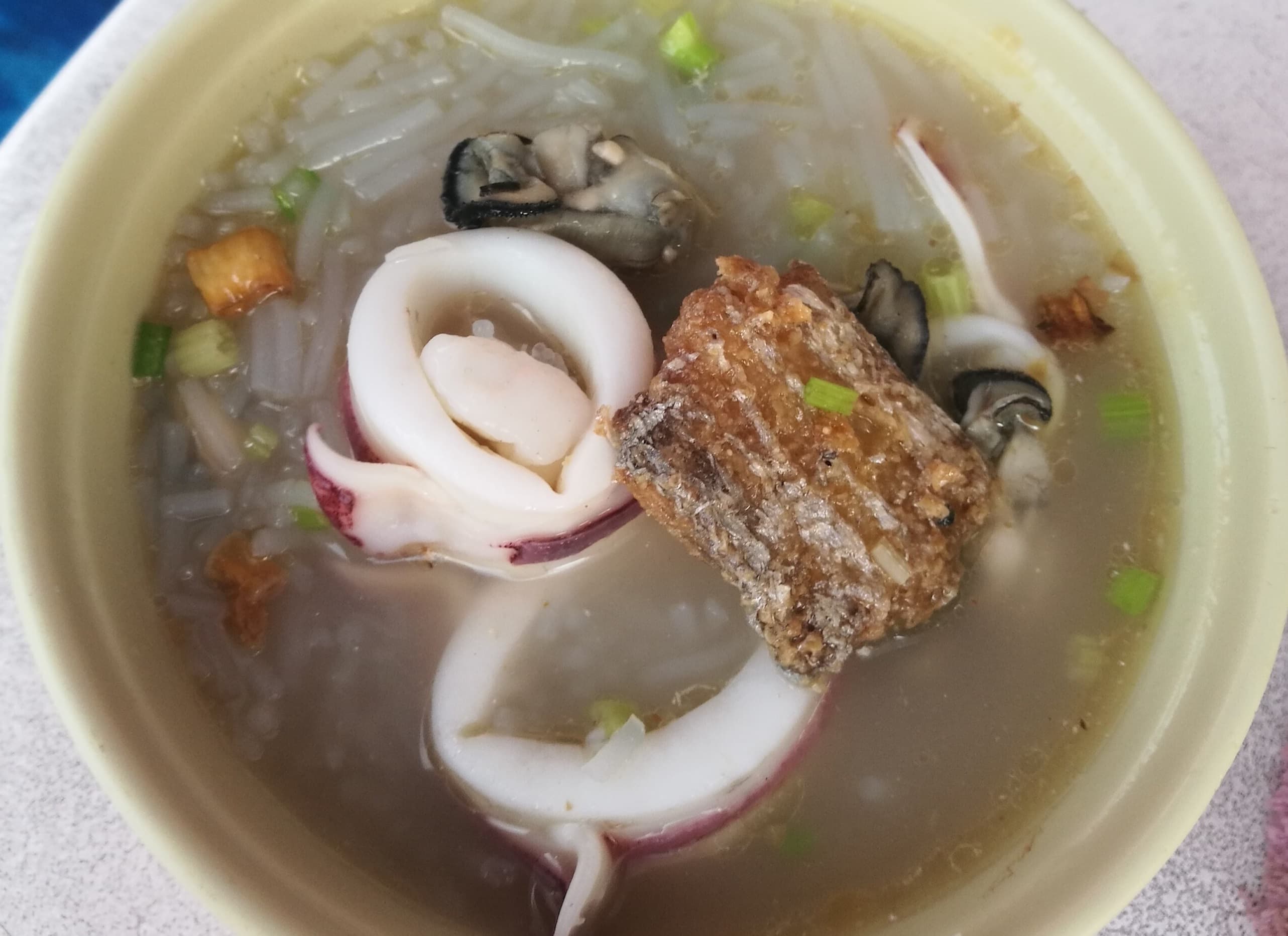 船上提供的海鮮粥，餡料豐富、湯頭鮮甜。