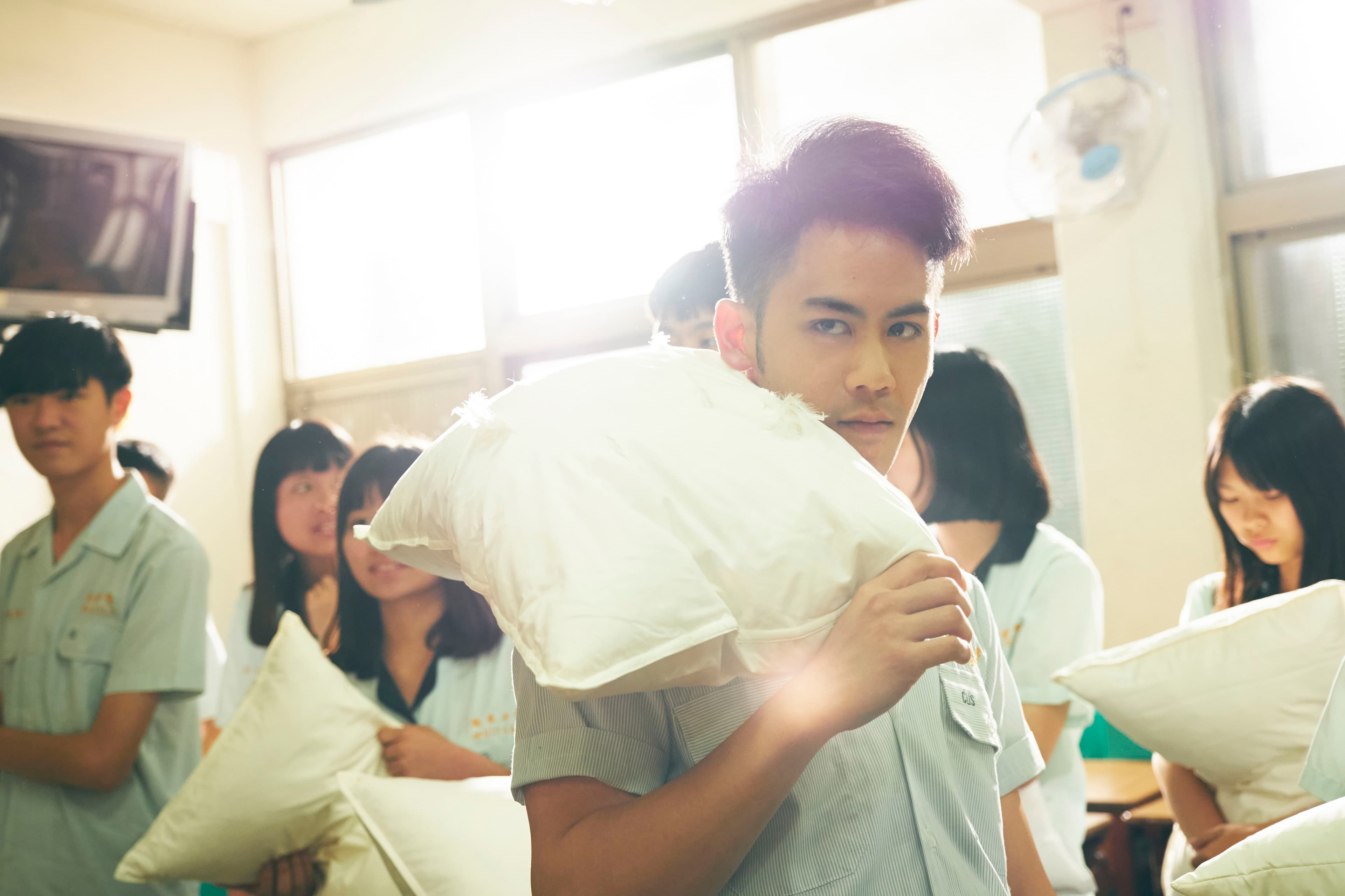 李淳扮高中生，眼神中隱約還是有點殺。 （威視提供） 