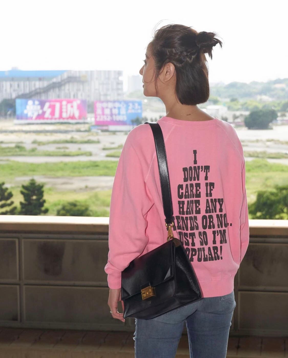 林心如開心拍下服裝背面圖樣。（翻攝自林心如IG）