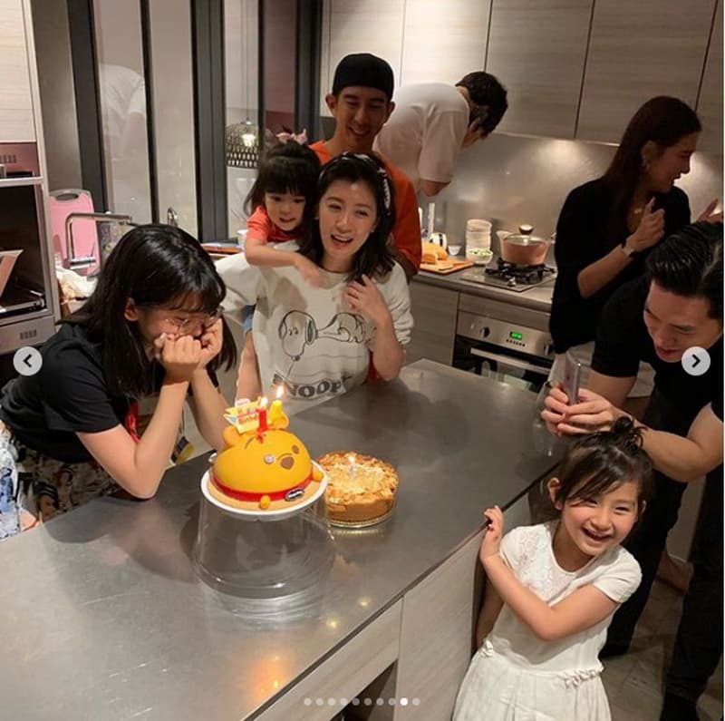 賈靜雯參與女兒梧桐妹慶生時，即以史奴比圖樣上衣出席。（翻攝自梧桐妹IG）