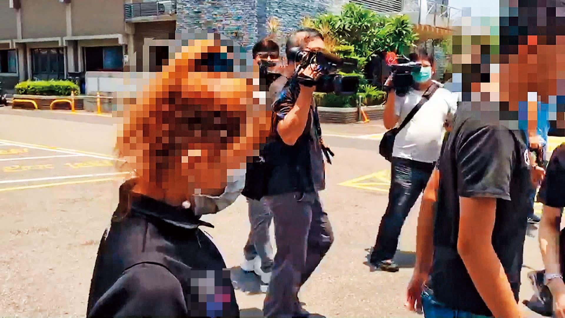 小珍母親（左）在檢警驗屍時現身台中殯儀館。（東森新聞提供）