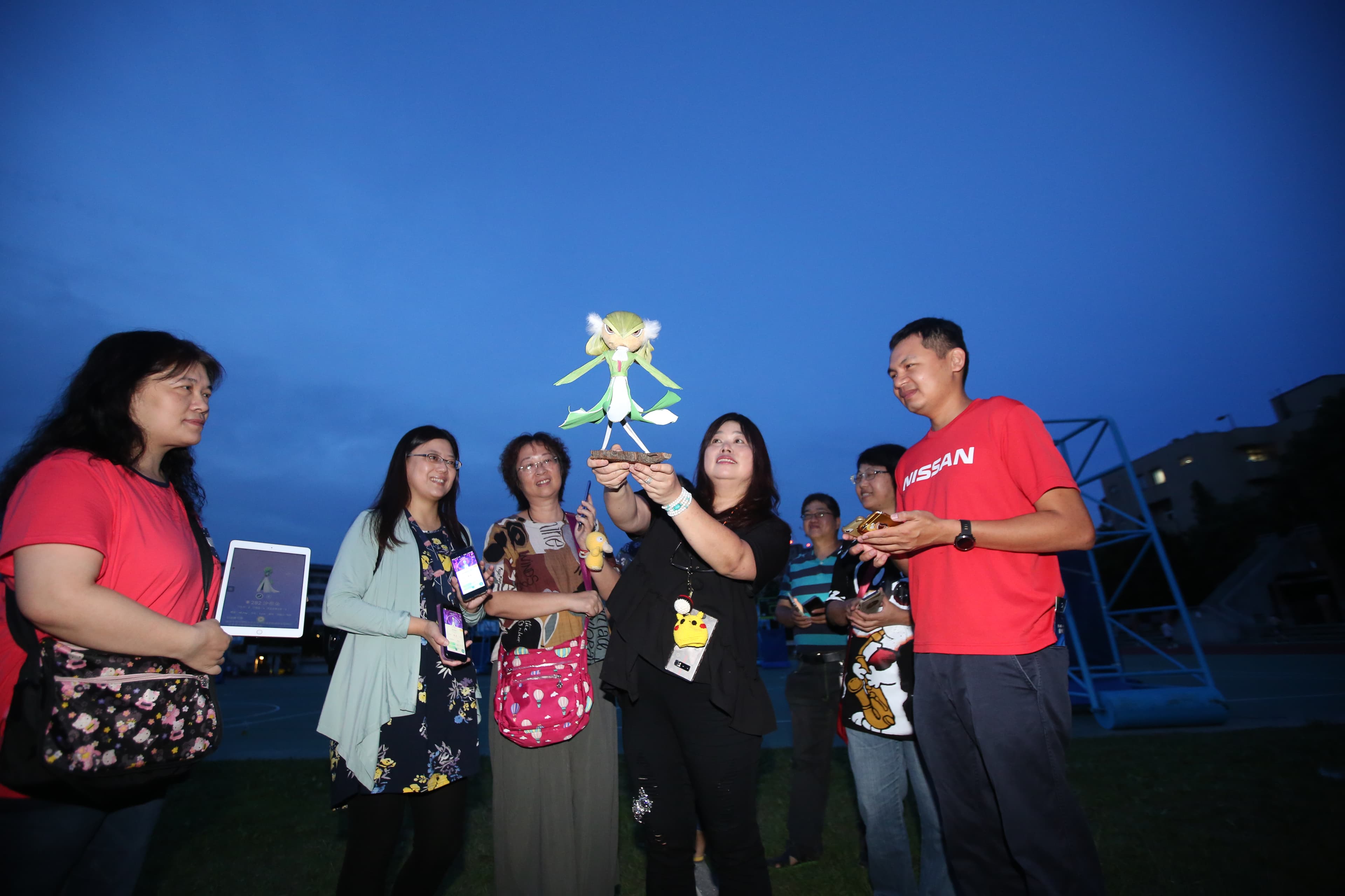 寶友廖麗惠（中間深色衣者）DIY蔡天亮最愛的寶可夢「沙奈朵」，沙奈朵看起來柔弱文雅，但攻擊力相當強，也是蔡天亮喜歡它的原因。
