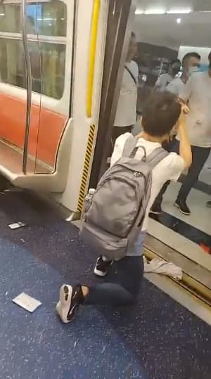一群白衣暴徒見人就打，有民眾在地鐵車廂內下跪求饒，卻還是遭到毆打，手法凶狠殘暴。（翻攝自林卓廷 LAM CHEUK TING臉書）