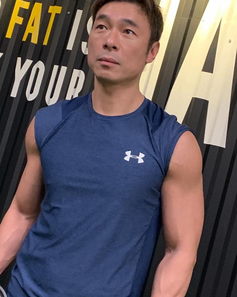 因歌迷對許志安反感，他只好選擇坐在後台默默支持老婆鄭秀文，許志安復出之路絕對不容易。（摘自鄭秀文臉書）