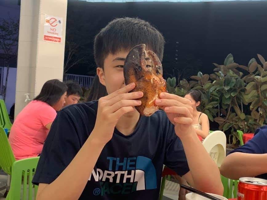 國際桌總在官方粉專上放上林昀儒奪冠後大吃美食的逗趣模樣，並寫上照片來源是鄭怡靜拍攝。（翻攝自ITTF官方粉絲專頁）