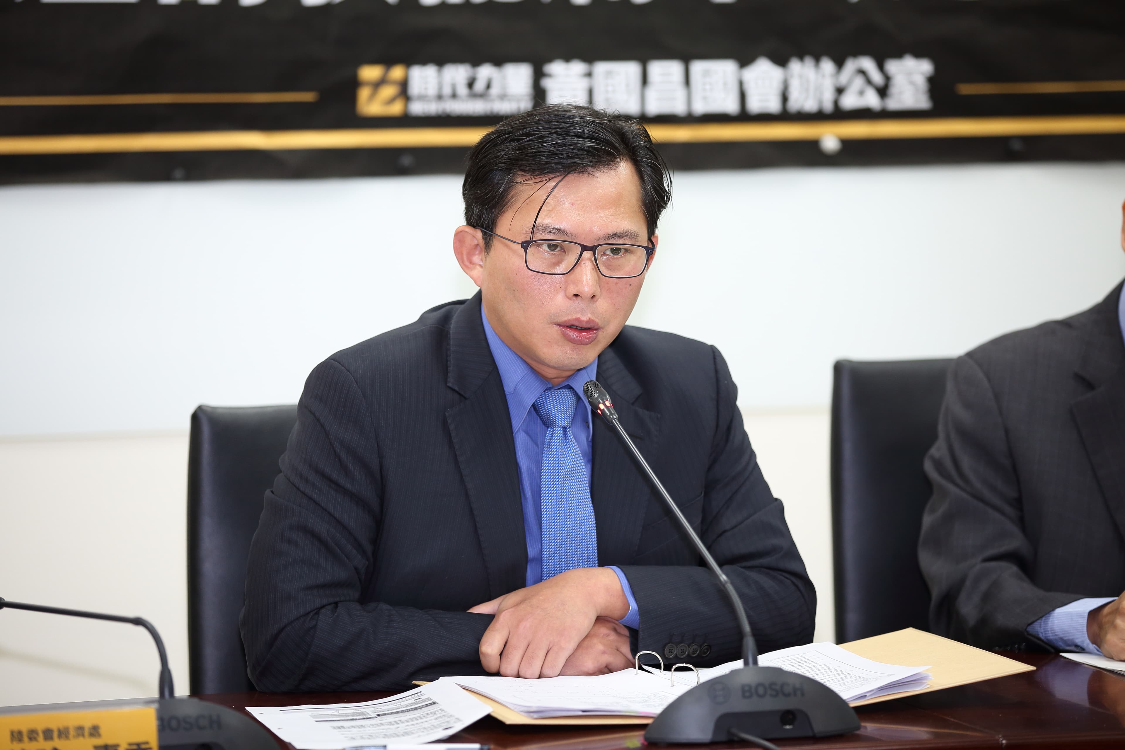 時代力量立委黃國昌踢爆，有國安局官員混入蔡總統出訪專機車隊，欲偷渡大量免稅菸。